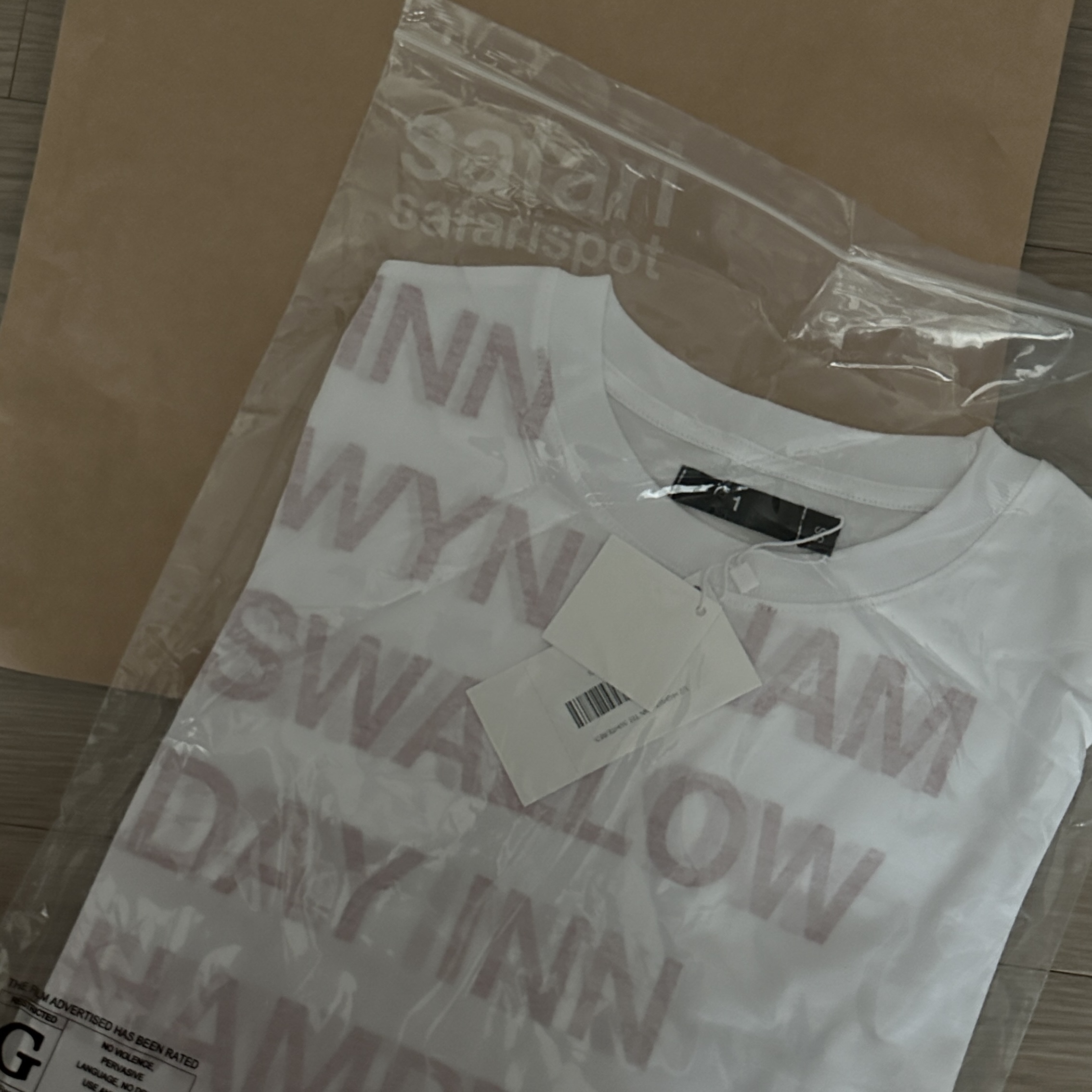 [KREAM 단독] Safarispot Women 1/2 Highway Inn T-Shirt White Red 착용 스타일