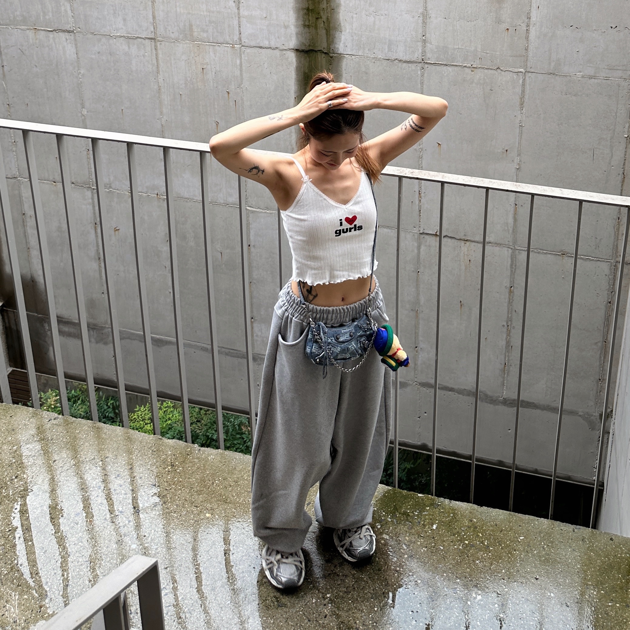 MJD Everyday Heavy Sweat Baggy Pants Melange Grey, Balenciaga Le Cagole Mini Bag with Chain BB Monogram Bleached Denim Blue 착용 스타일 - 1