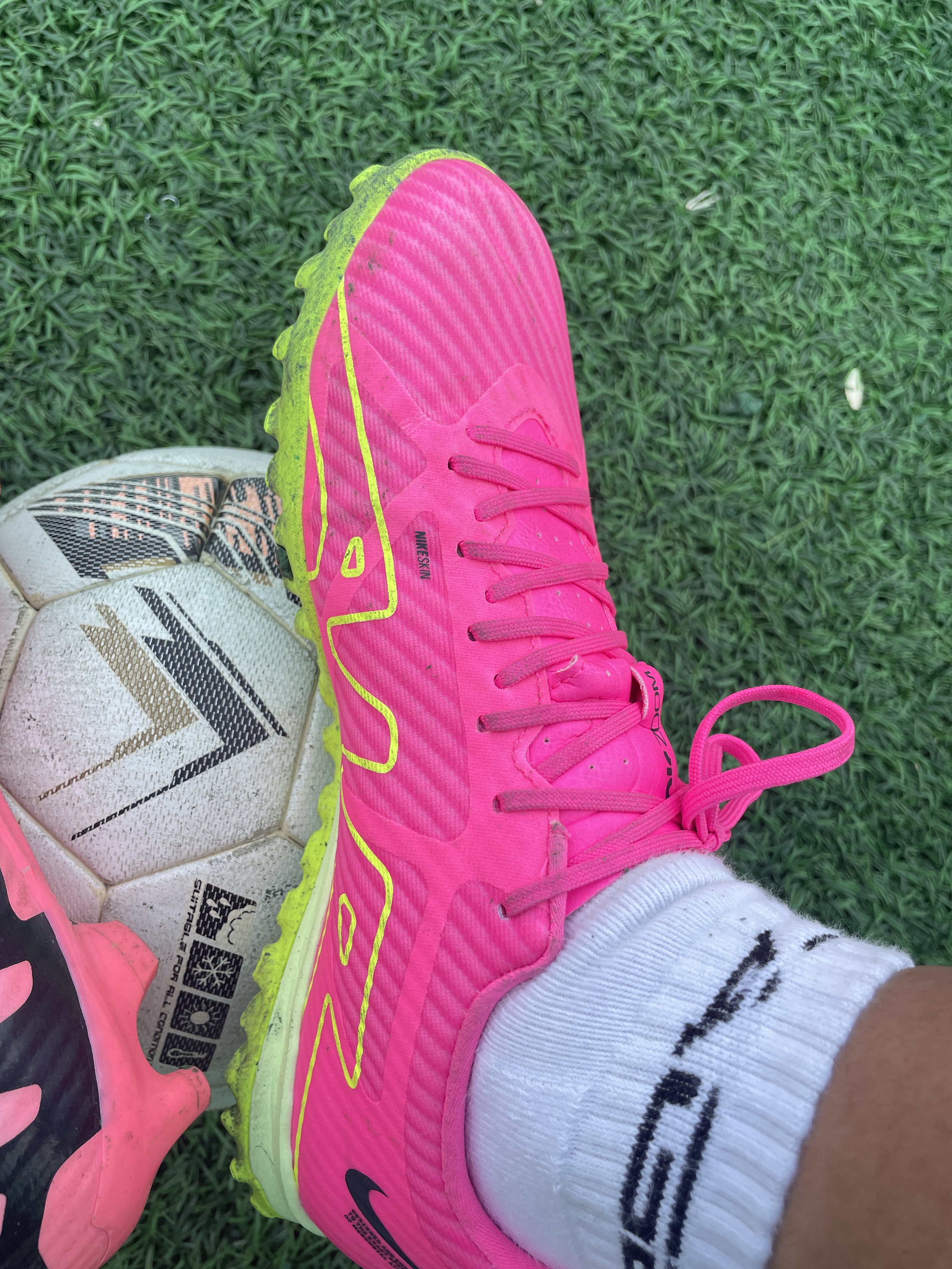 Nike Zoom Mercurial Vapor 15 Academy TF Pink Blast Volt 착용 스타일