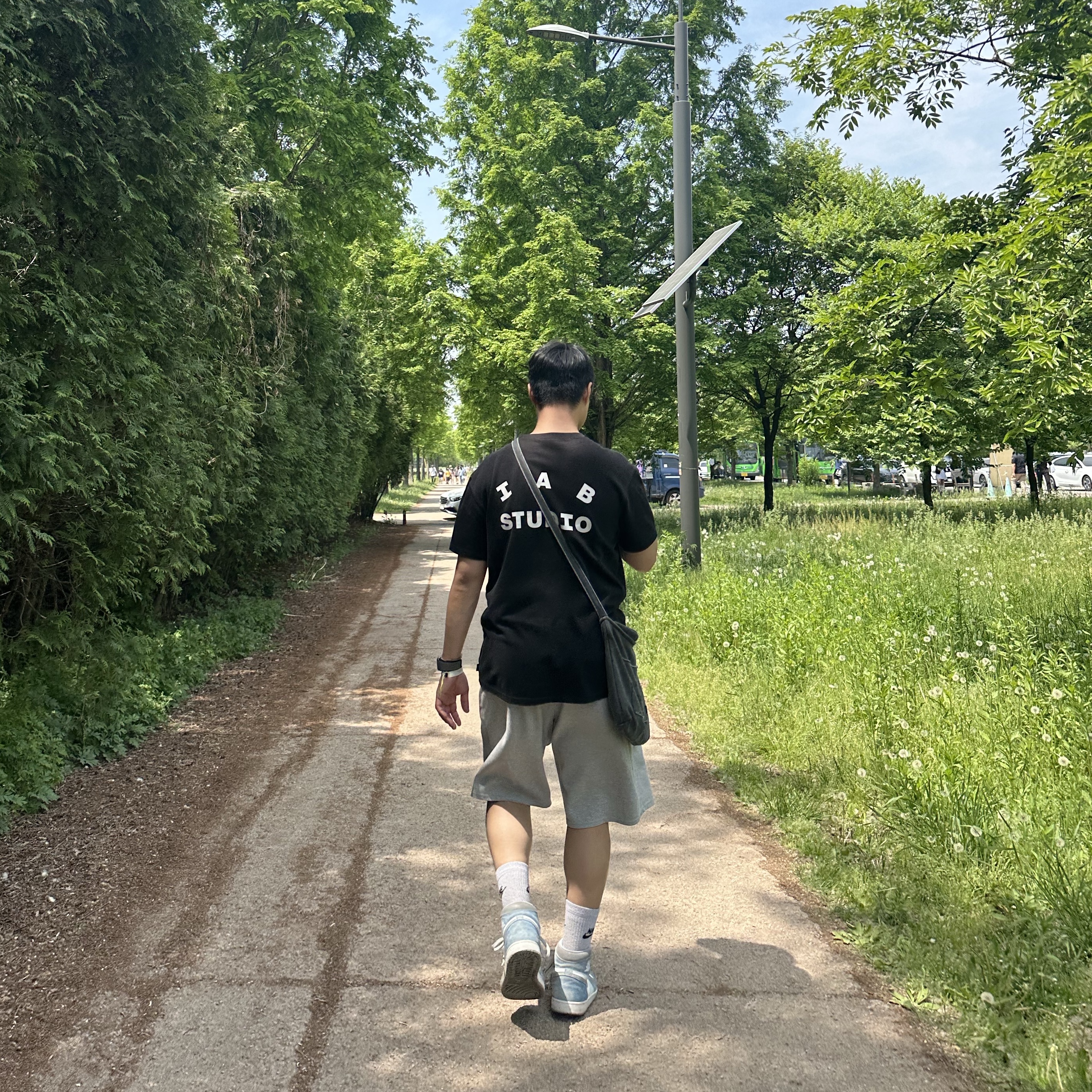 IAB Studio T-Shirt Black White, Jordan 1 Retro High OG Hyper Royal 착용 스타일