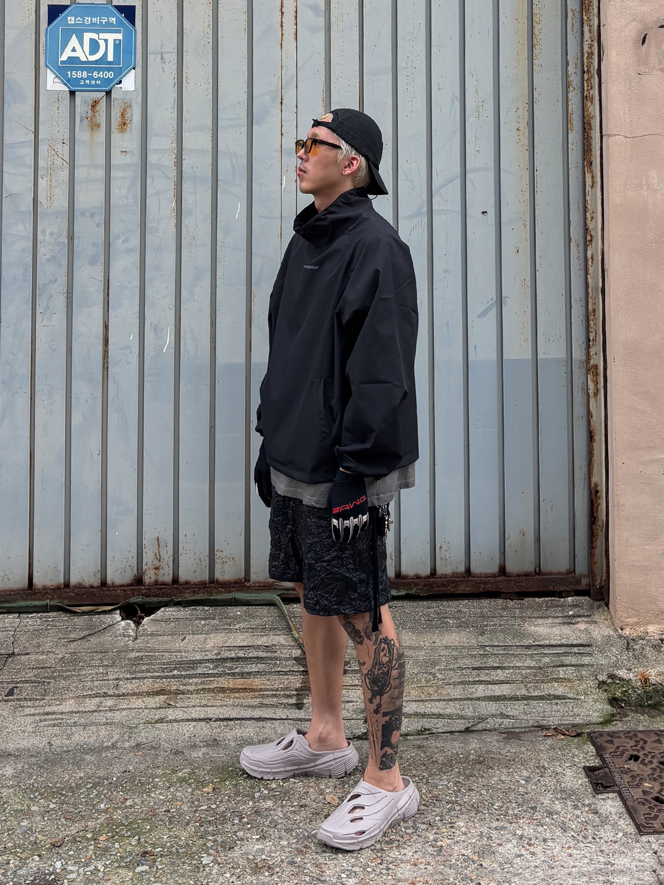 Reebok Zig Clog Black, Wapworks Crease Baggy Shorts 착용 스타일 - 1