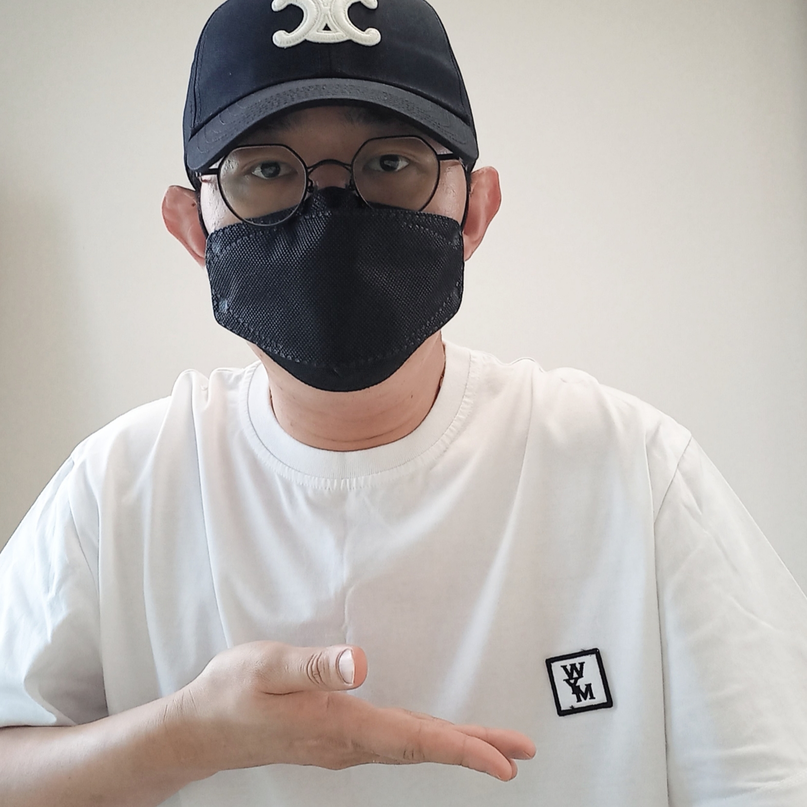 Wooyoungmi Cotton Back Logo T-Shirt White - 24SS, (W) Celine Triomphe Baseball Cap in Cotton Black 착용 스타일 - 5