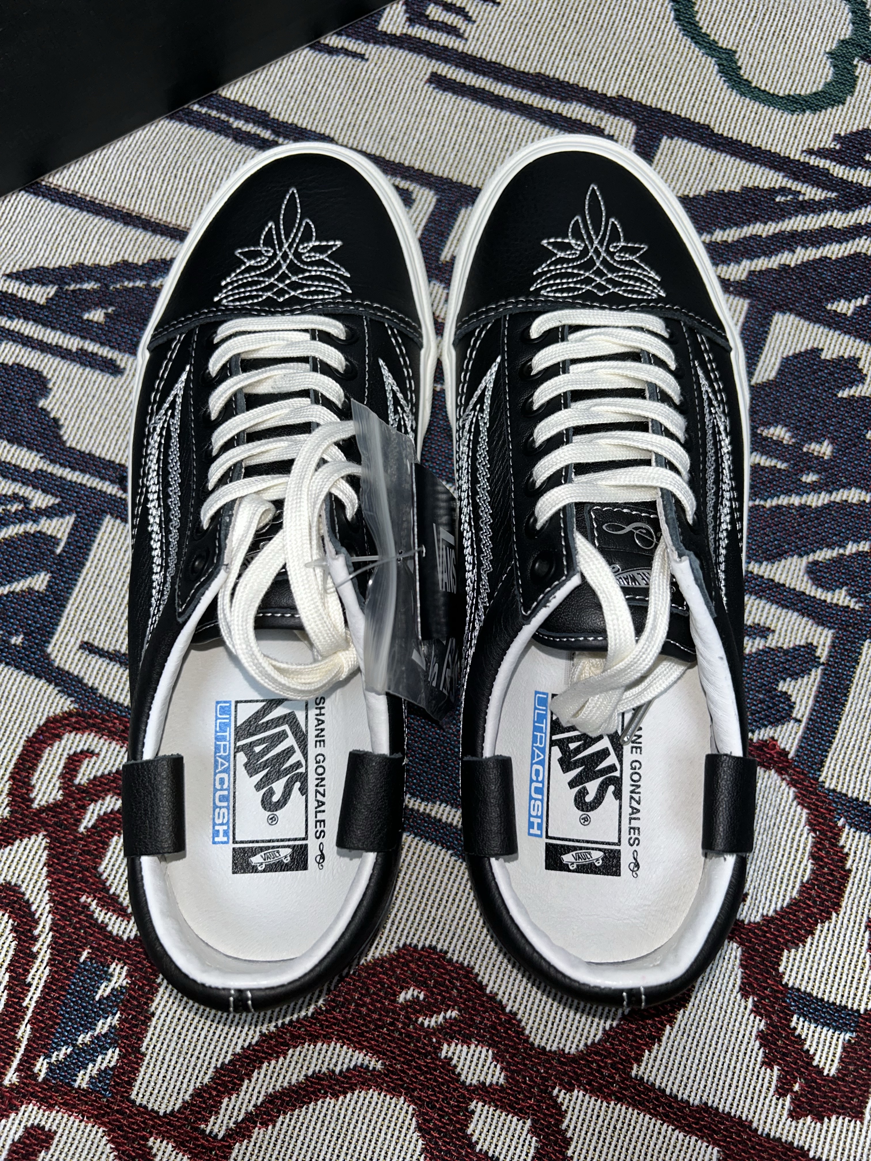 Vans Vault x Shane Gonzales OG Old Skool LX Black 착용 스타일 - 3