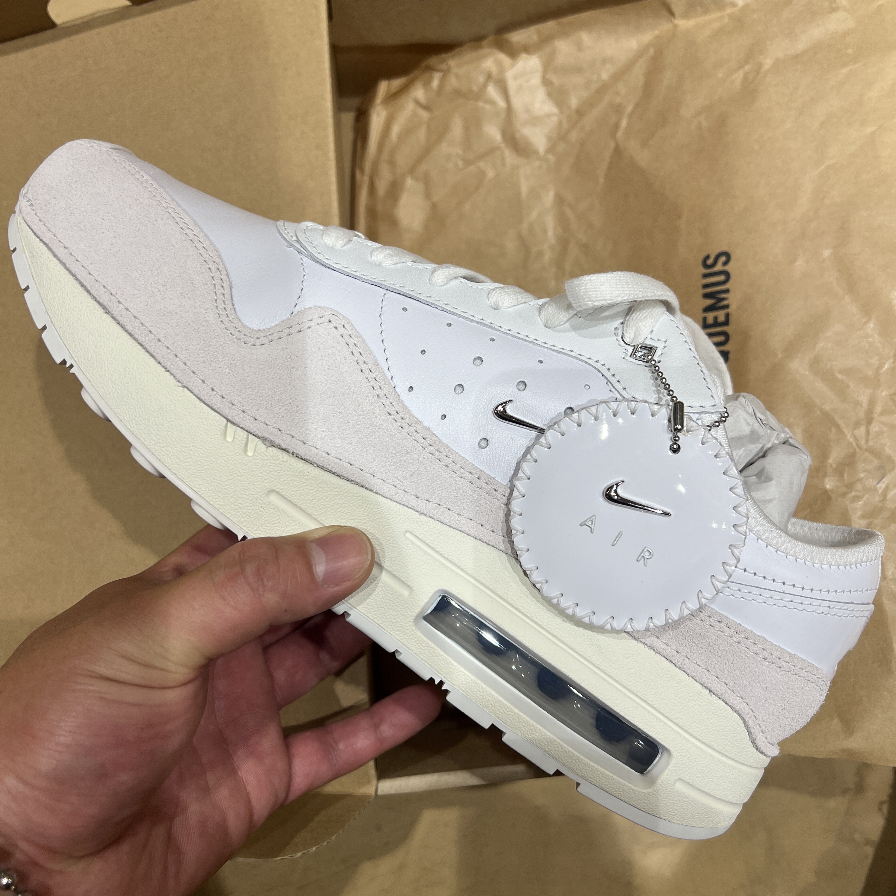 Nike x Jacquemus Air Max 1 '86 Sail and Summit White, Nike x Jacquemus Air Max 1 '86 University Red and Metallic Silver 착용 스타일 - 1