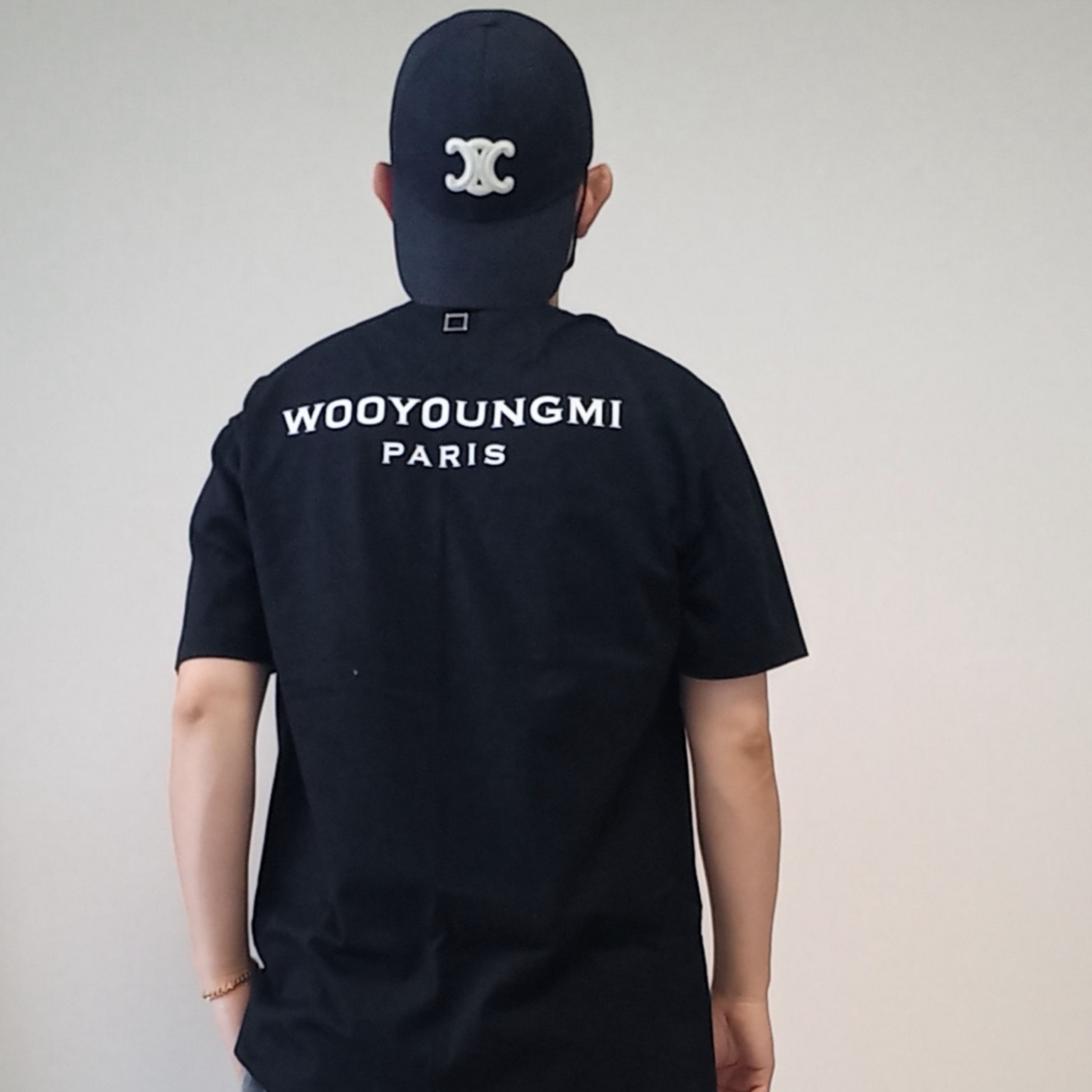 (W) Celine Triomphe Baseball Cap in Cotton Black, Wooyoungmi Cotton Back Logo T-shirt Black - 23SS 착용 스타일 - 6