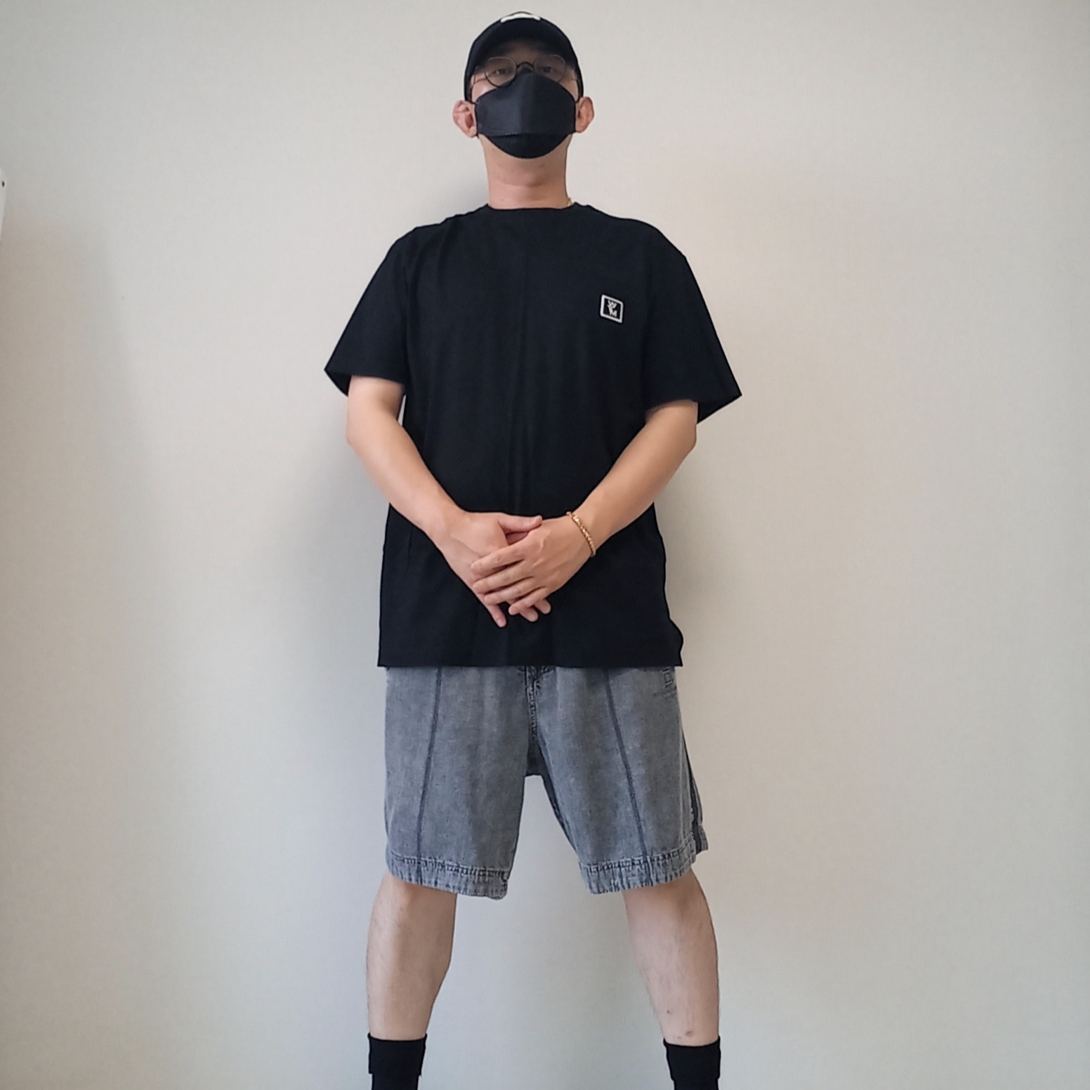 (W) Celine Triomphe Baseball Cap in Cotton Black, Wooyoungmi Cotton Back Logo T-shirt Black - 23SS 착용 스타일 - 4