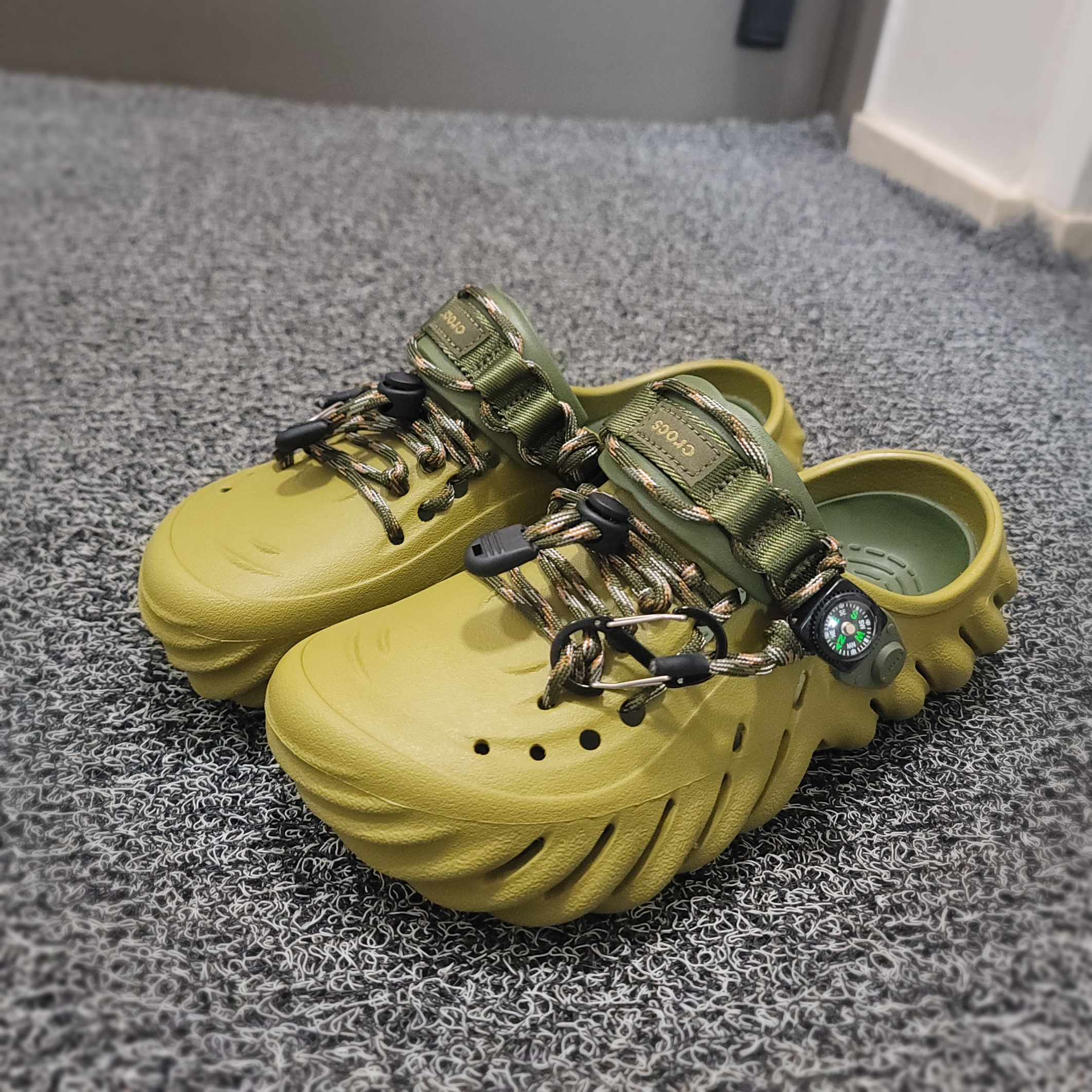 Crocs Echo Clog Aloe 착용 스타일 - 2