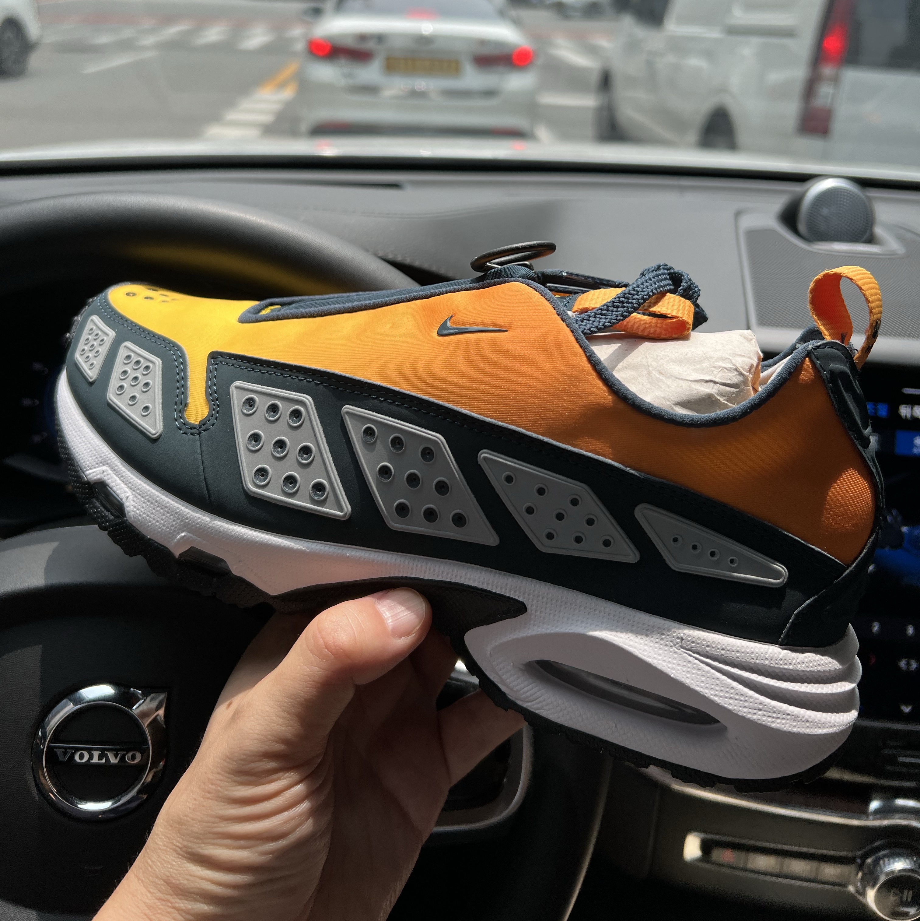 (W) Nike Air Max SNDR Canyon Gold and Deep Ocean 착용 스타일