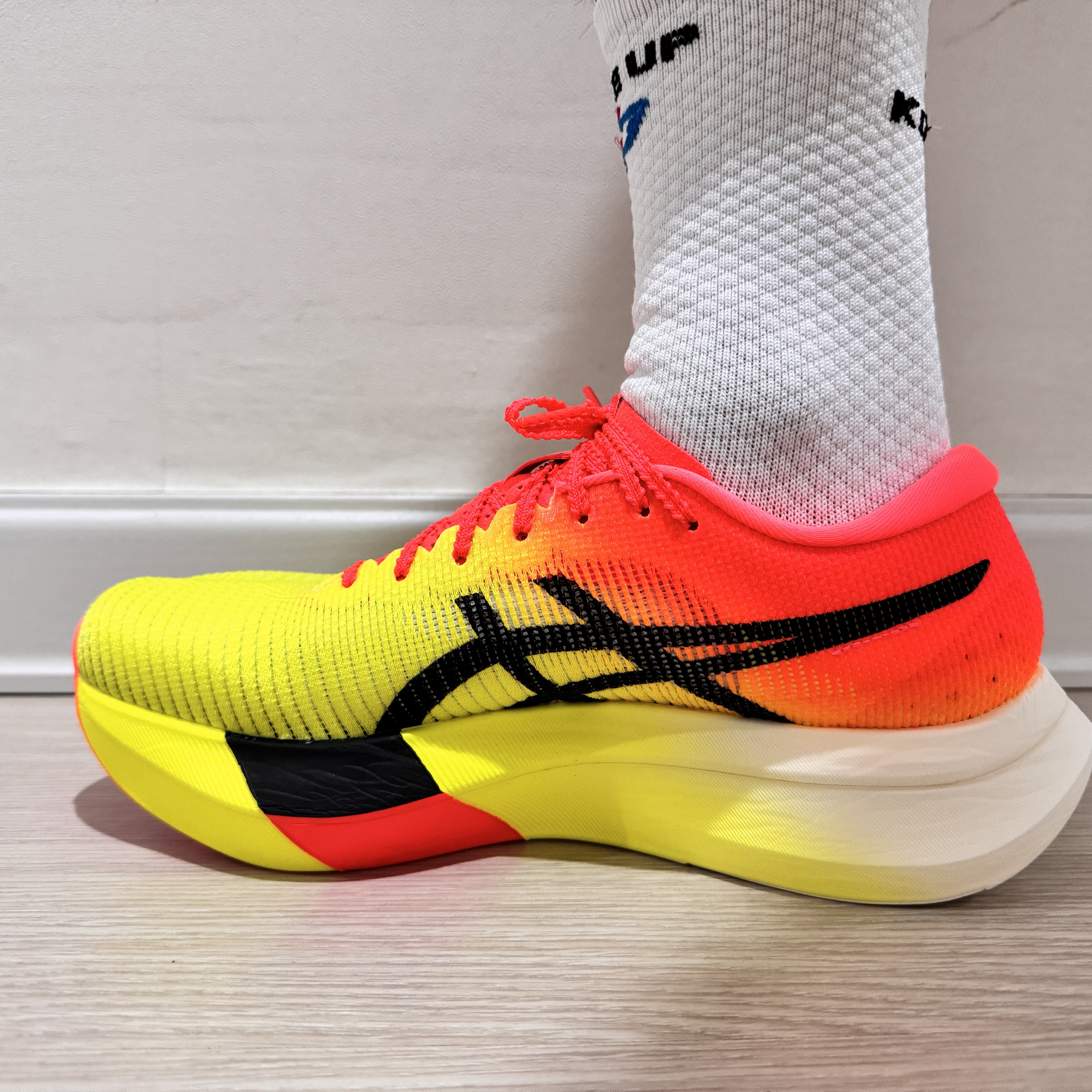 Asics Metaspeed Sky Paris Safety Yellow Black 착용 스타일 - 4