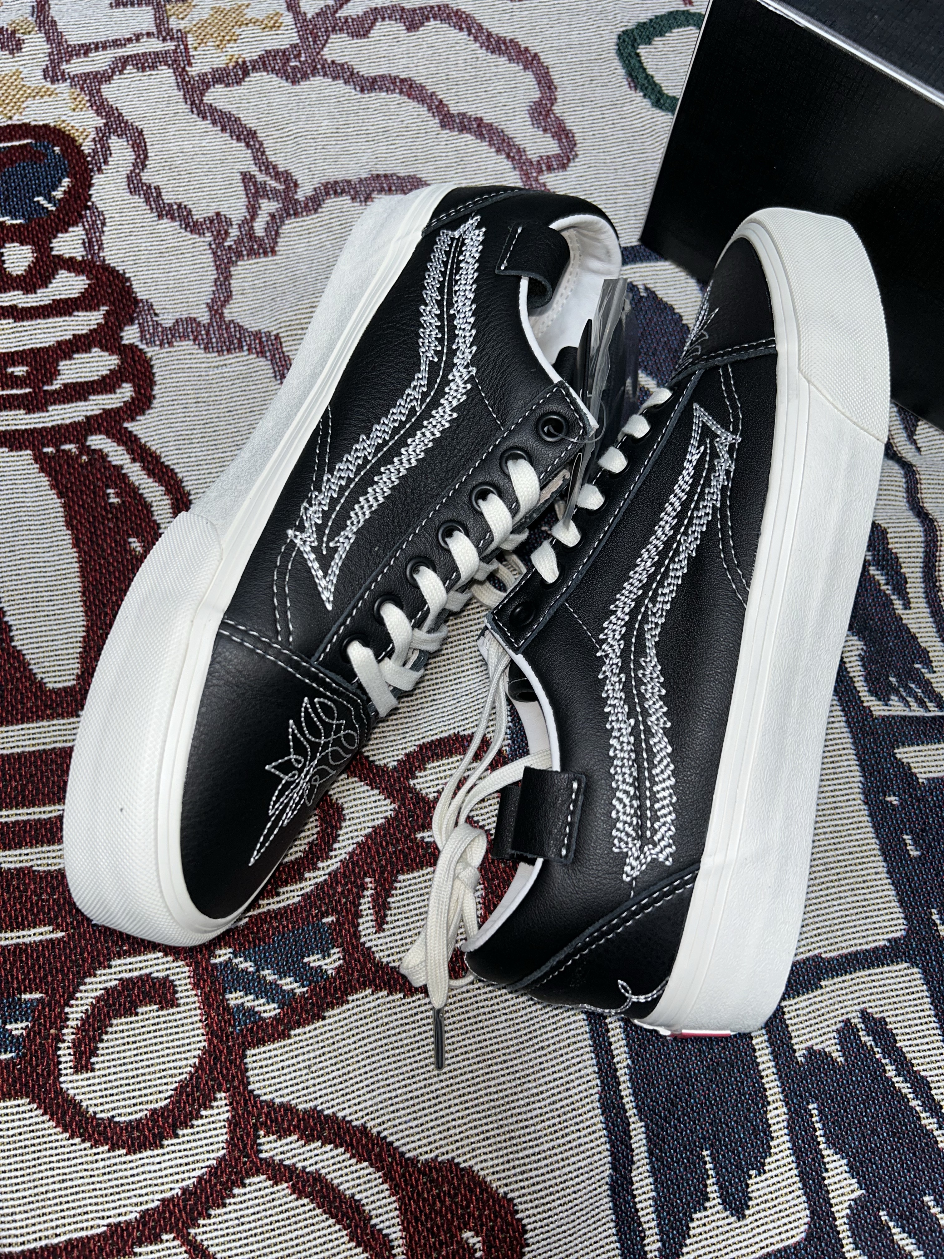 Vans Vault x Shane Gonzales OG Old Skool LX Black 착용 스타일 - 5