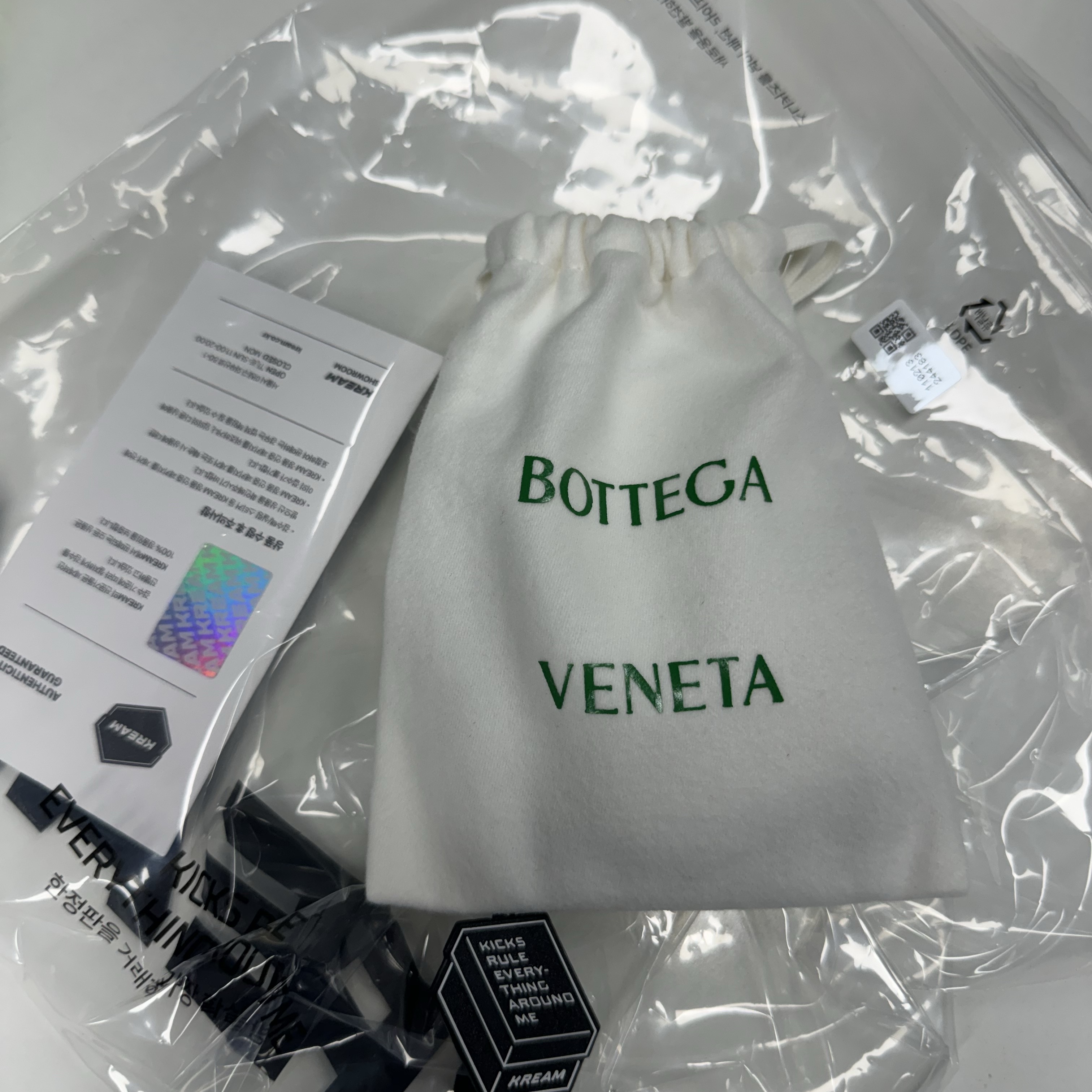 Bottega Veneta Credit Card Case Calfskin Black 착용 스타일