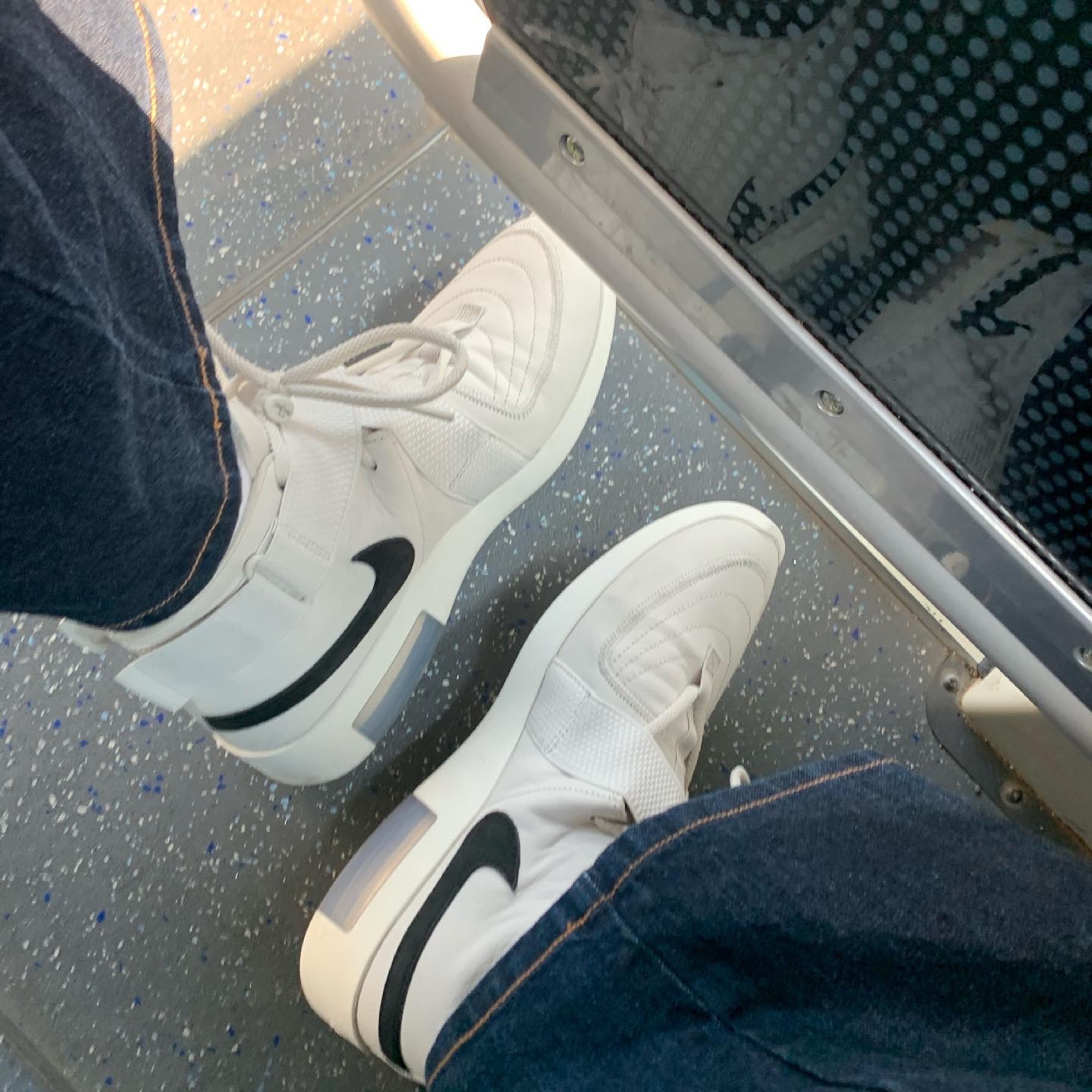 Nike x Fear of God Air Fear of God Raid Light Bone 착용 스타일 - 2