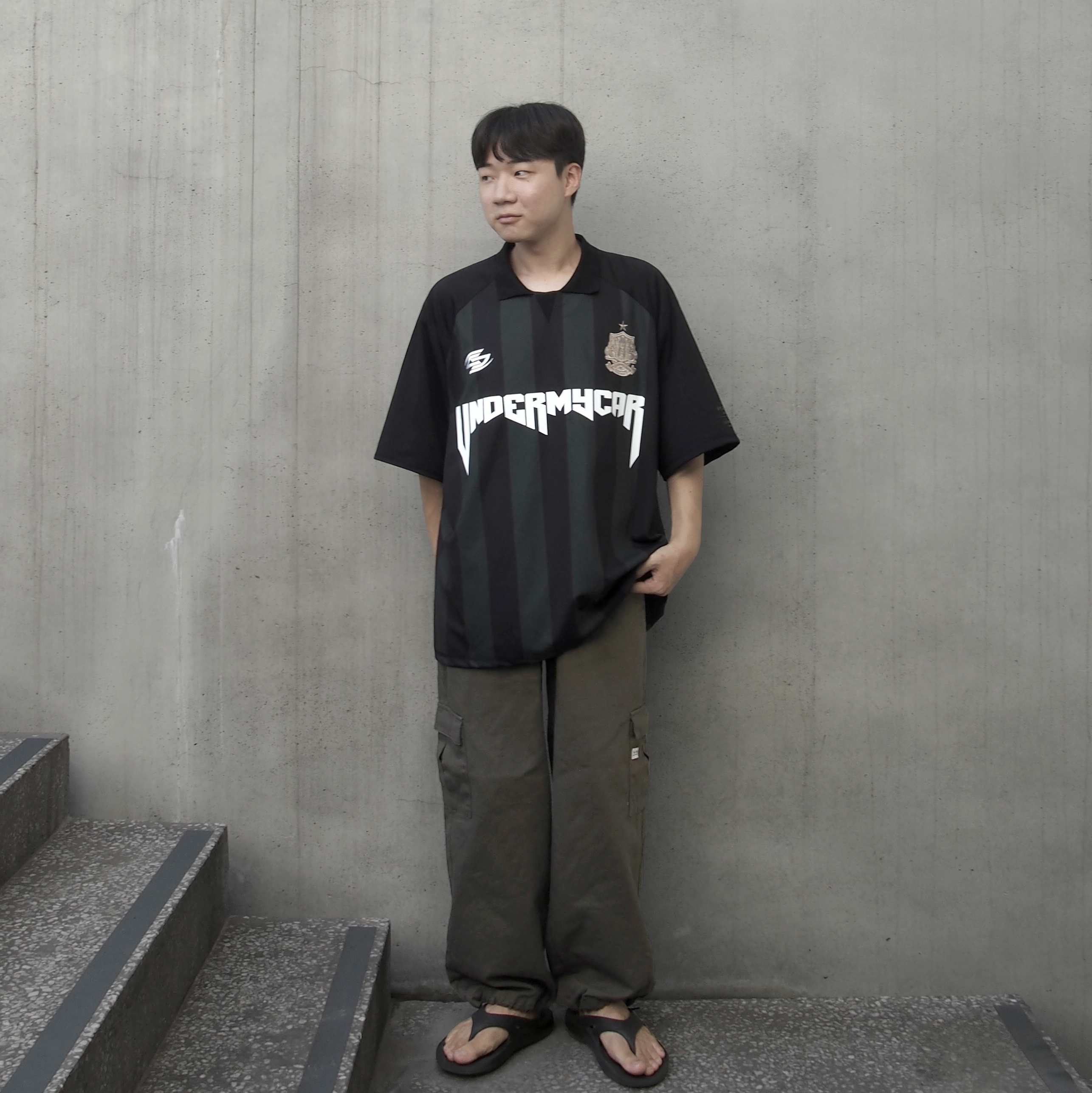 Undermycar Wolfen Bold Stripe Football Jersey Sycamore - 23FW (The Hyundai Seoul Exclusive), Oofos OOriginal Black 착용 스타일 - 1
