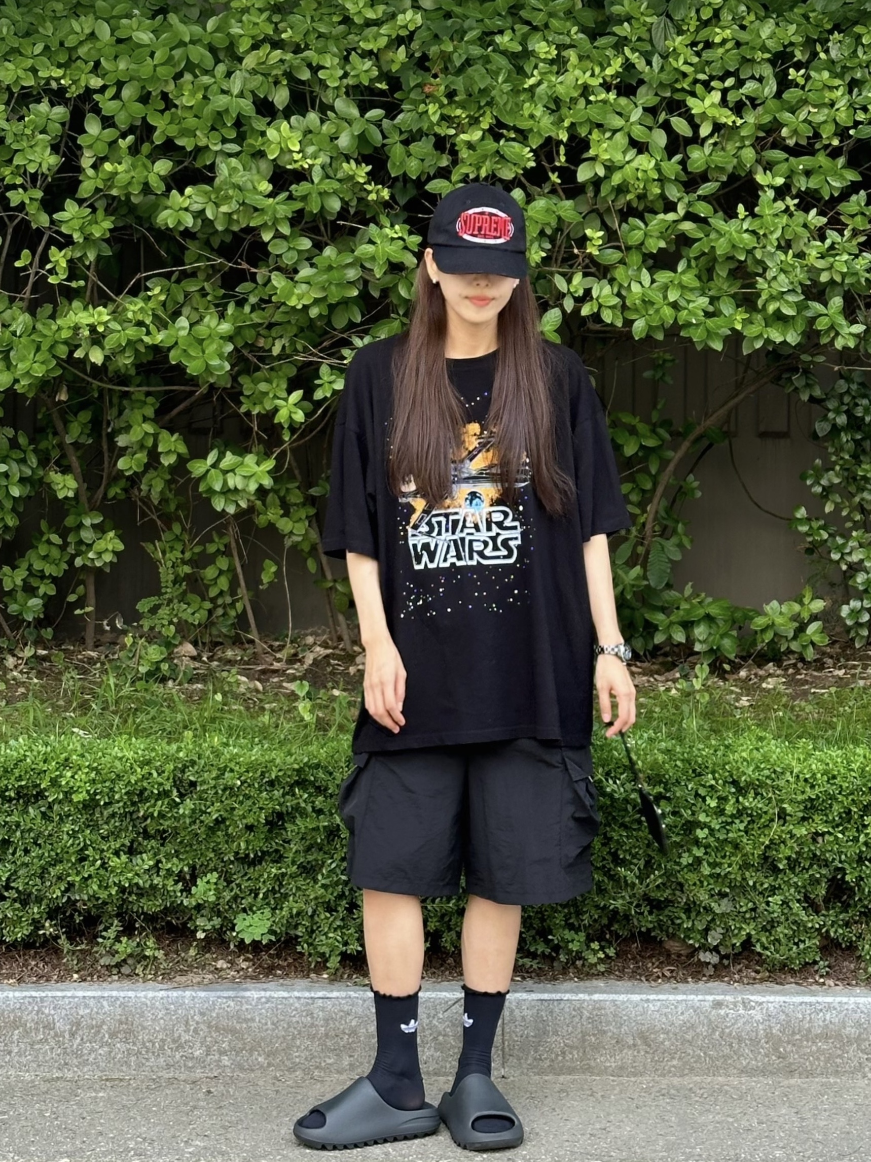 Supreme Warm Up 6-Panel Black - 23FW, Adidas Yeezy Slide Onyx 착용 스타일 - 1