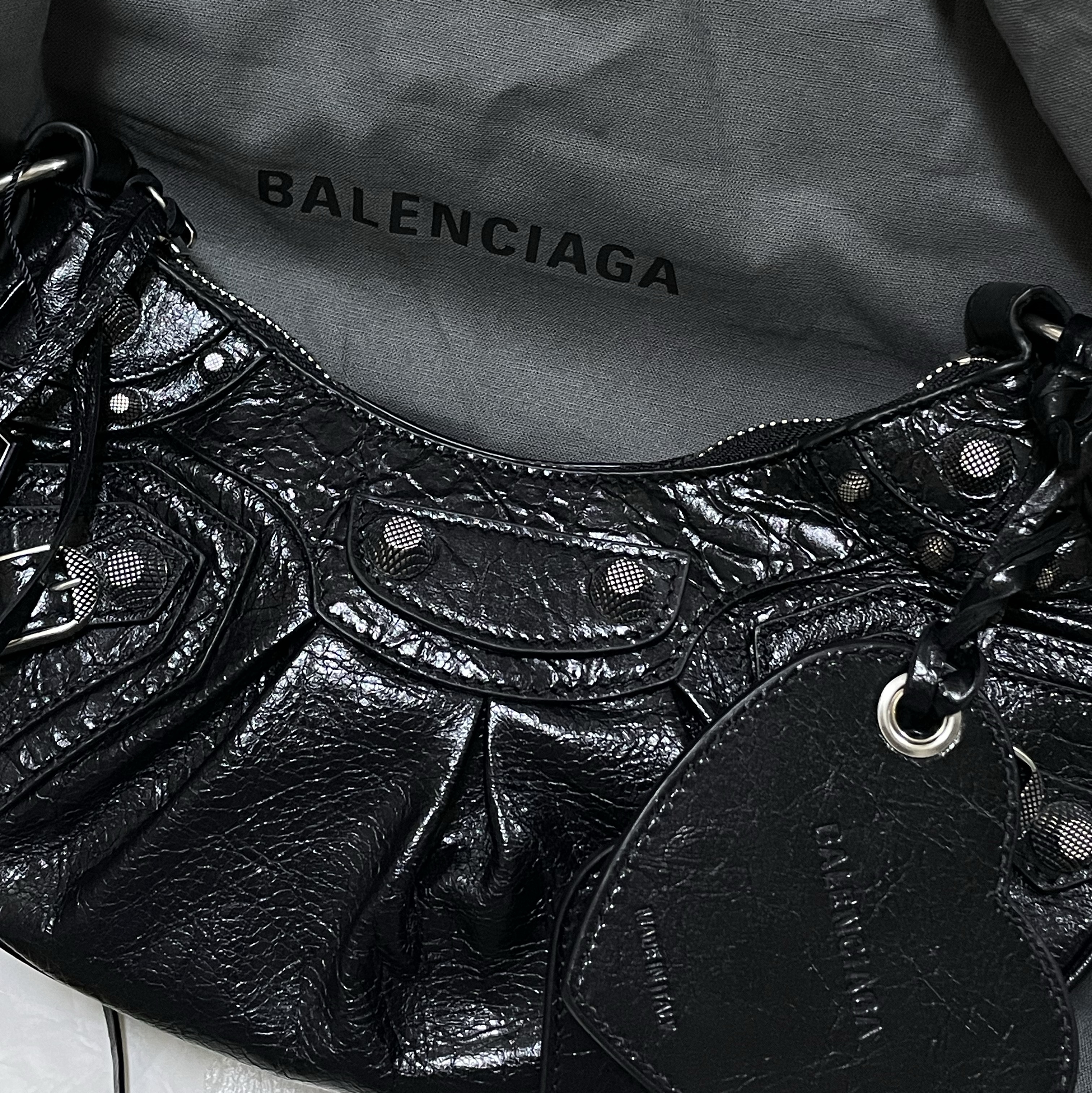 Balenciaga Arena Lambskin Le Cagole XS Shoulder Bag Black 착용 스타일