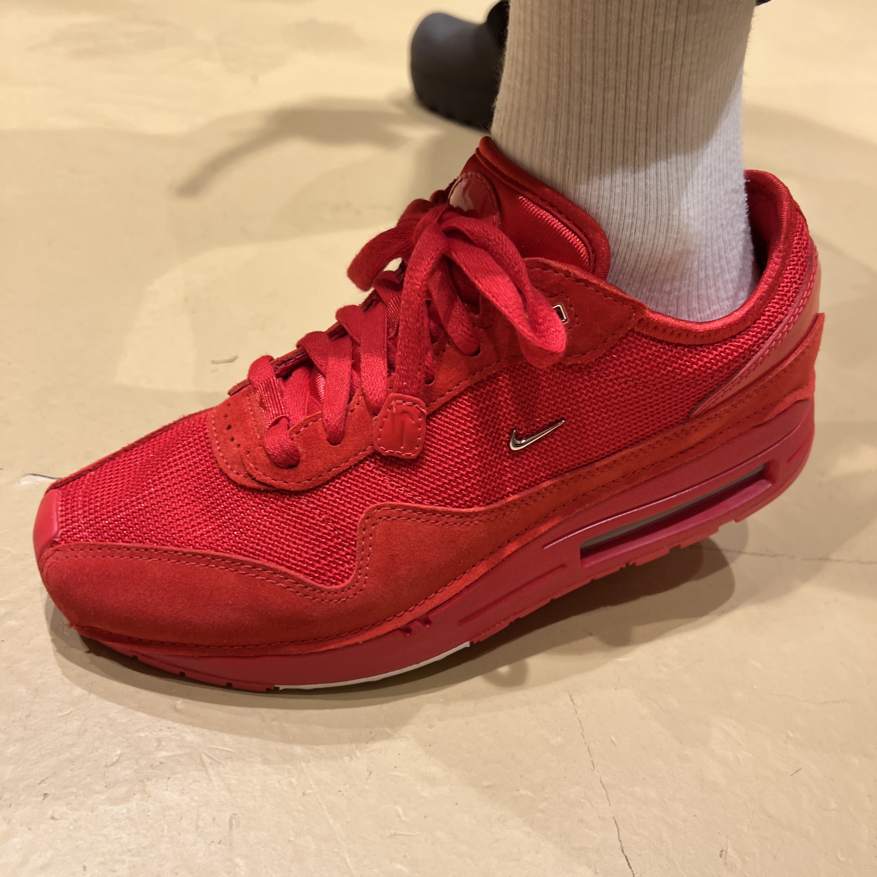 Nike x Jacquemus Air Max 1 '86 Sail and Summit White, Nike x Jacquemus Air Max 1 '86 University Red and Metallic Silver 착용 스타일 - 7