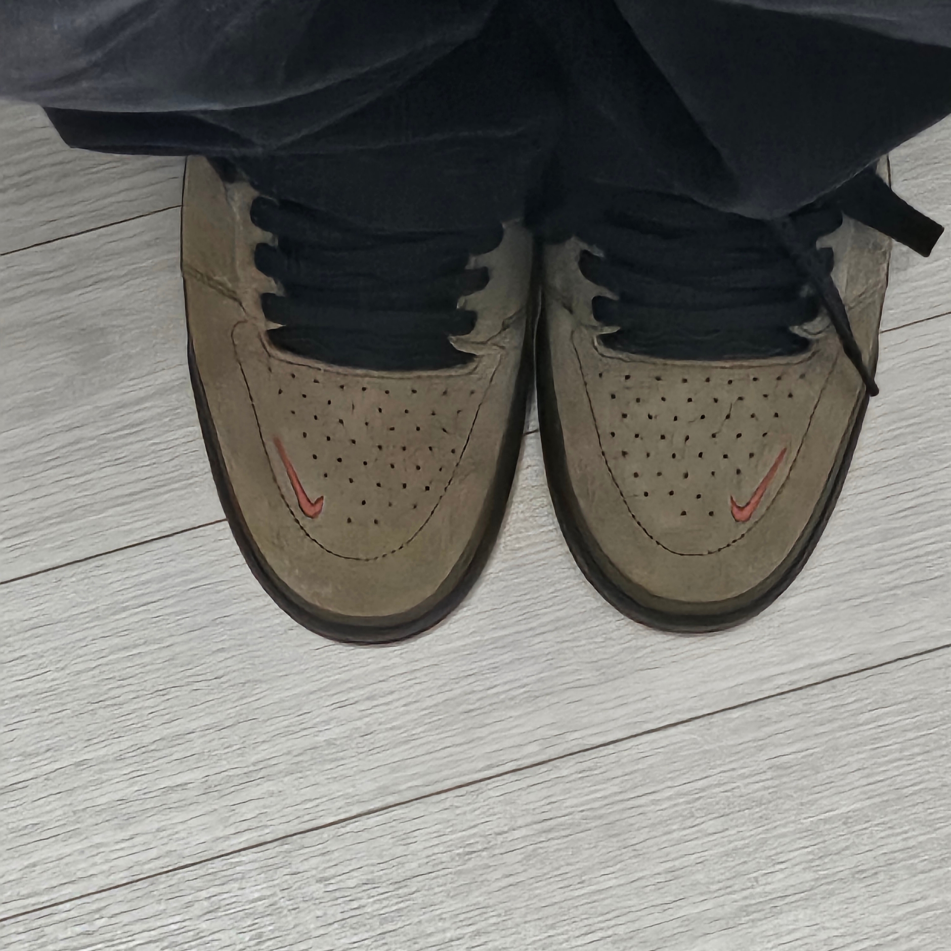 Nike SB Ishod Wair Light Olive 착용 스타일 - 2