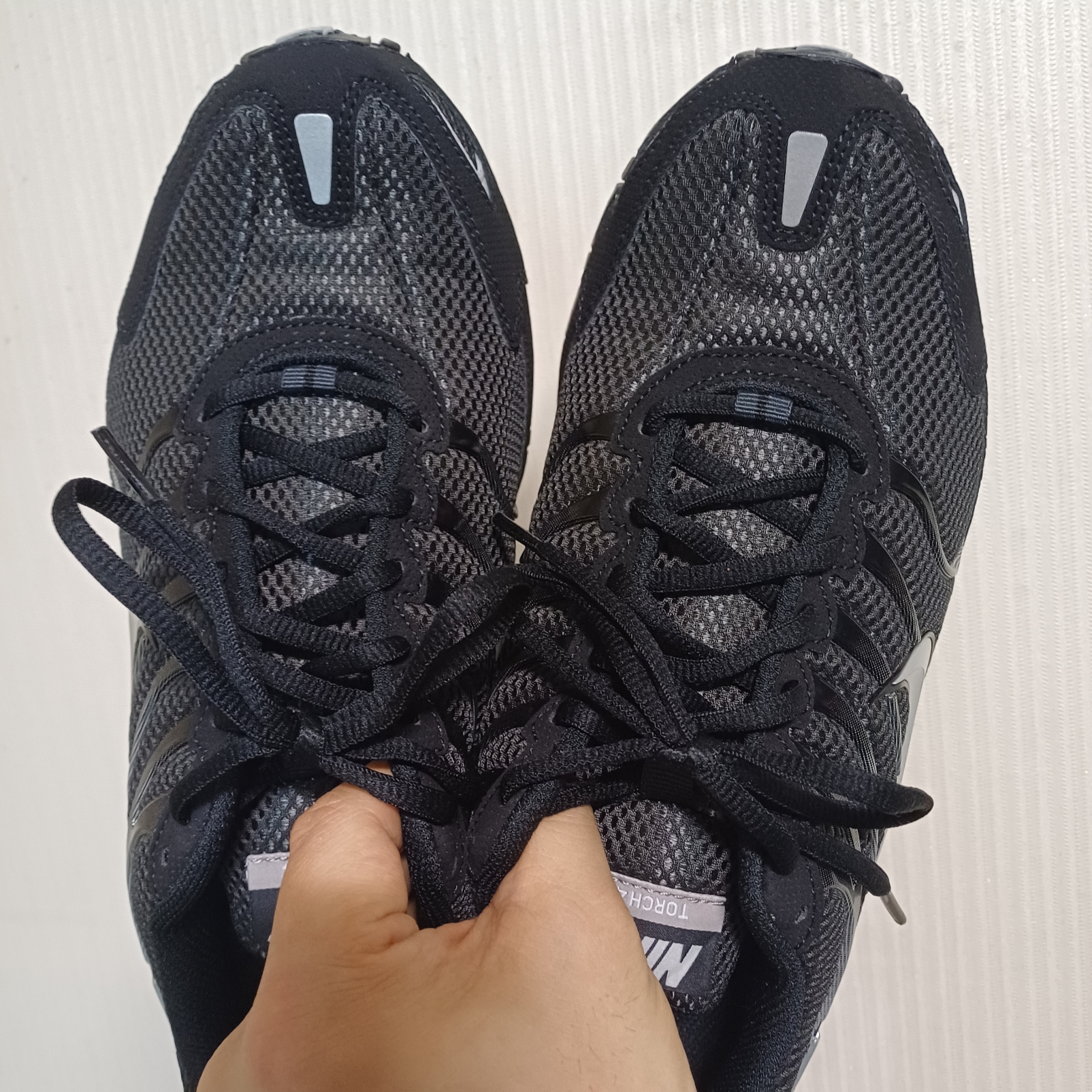 Nike Air Max Torch 4 Anthracite Metallic Silver 착용 스타일 - 2
