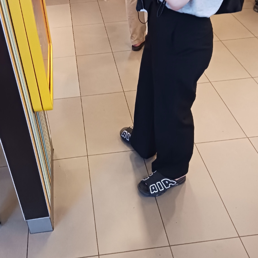 Nike Air More Uptempo Slide Black White, (TD) Nike Air Rift Black White 착용 스타일 - 1