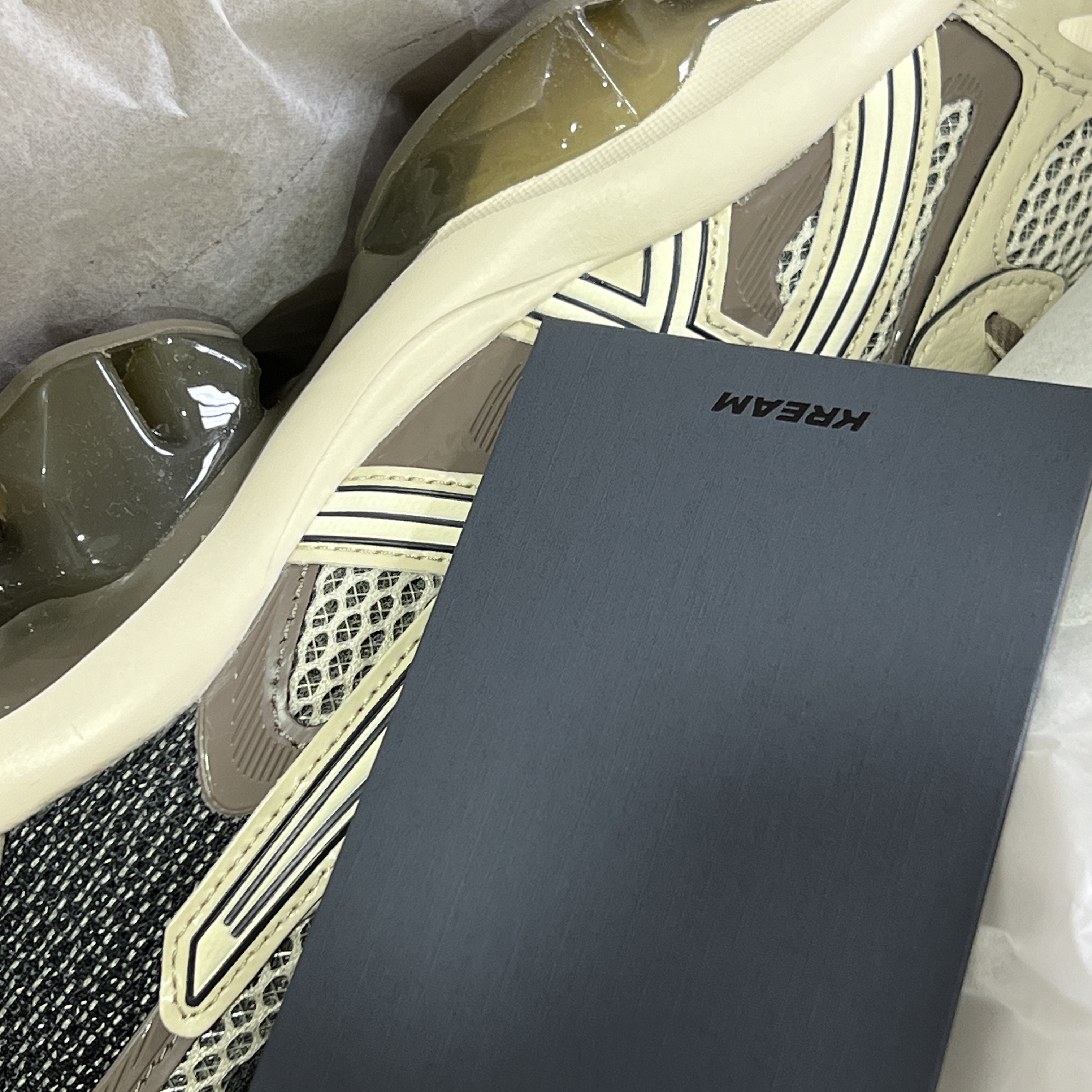 Asics Gel-Quantum Kinetic Birch Dark Taupe 착용 스타일 - 2