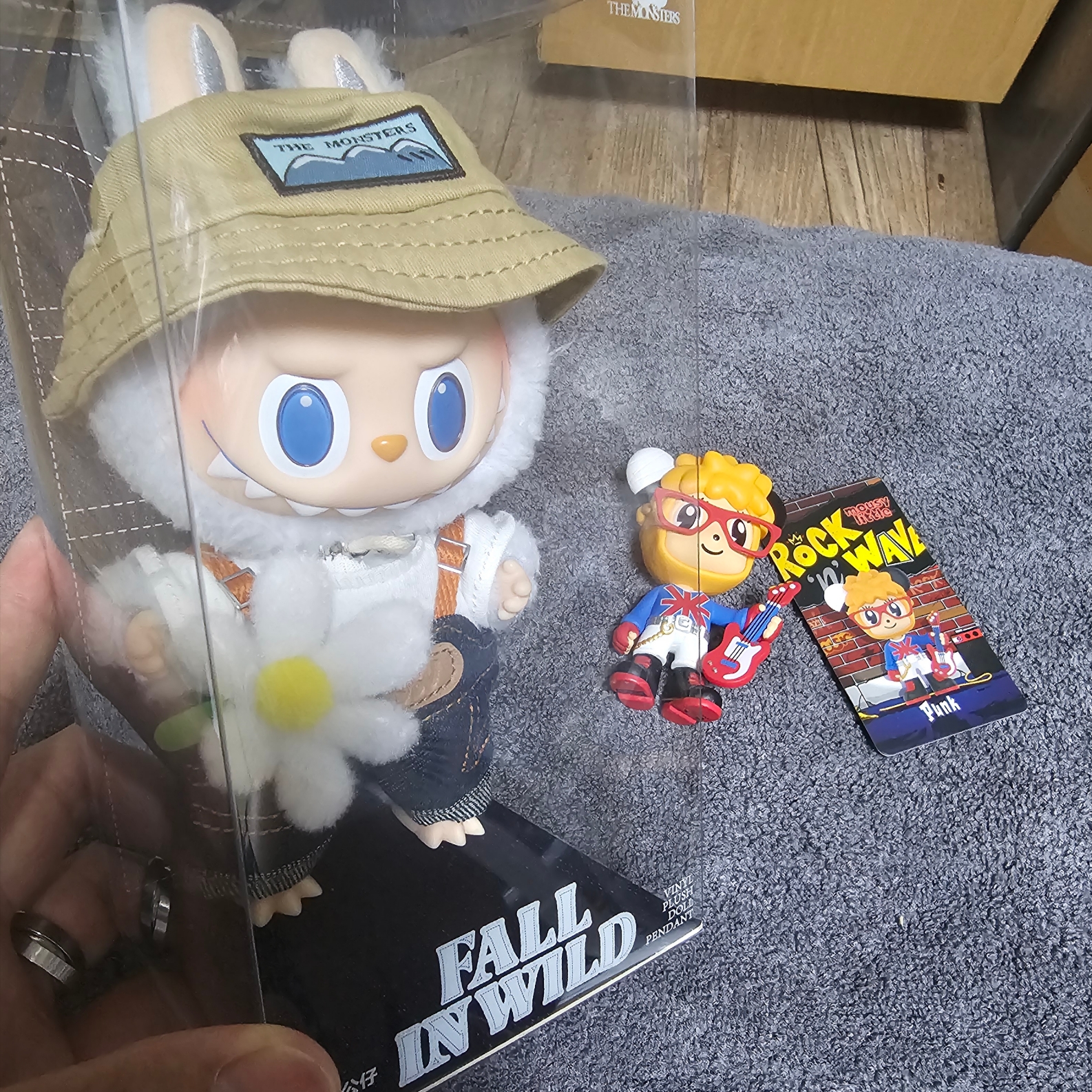 Pop Mart Fall In Wild Labubu Series Toy Keyring 착용 스타일