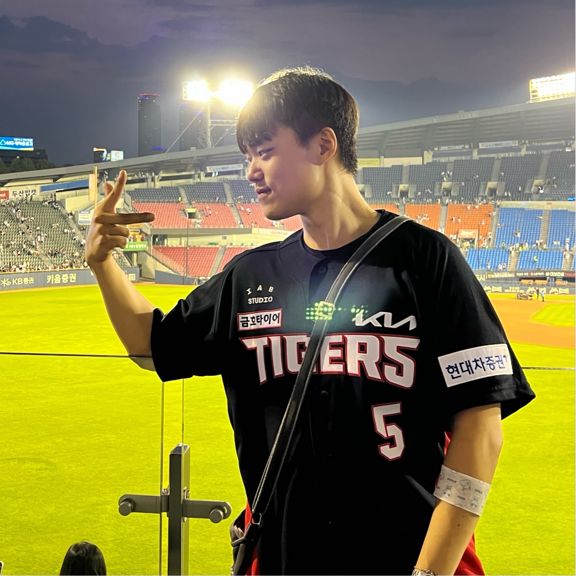 Kia Tigers x IAB Studio 24 Authentic Away Uniform Black (Non Marking Ver.), IAB Studio Pigment Bag Black 착용 스타일
