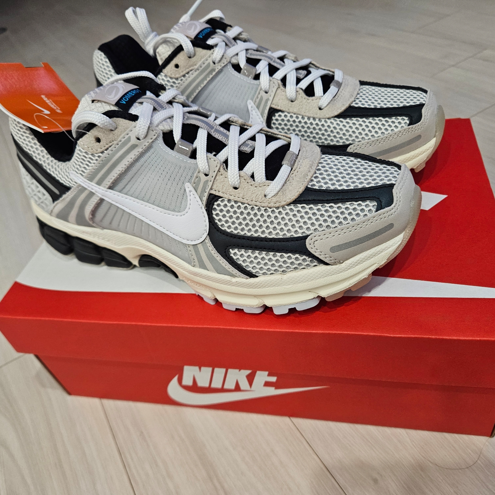 Nike Zoom Vomero 5 Light Bone and Black 착용 스타일