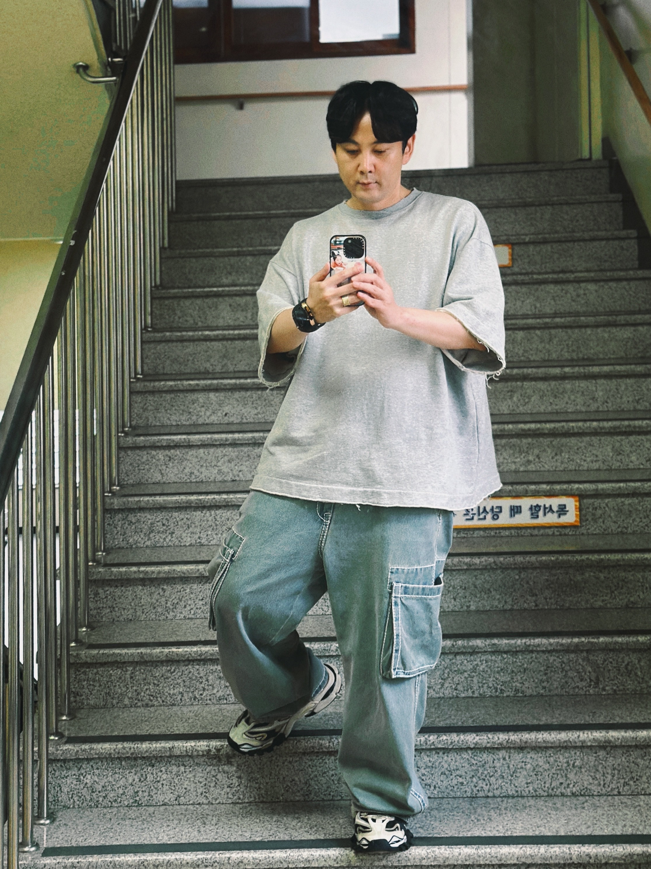 True Religion Classic Cargo Pants Light Indigo, Balenciaga Track.2 Sneakers Beige Black 착용 스타일