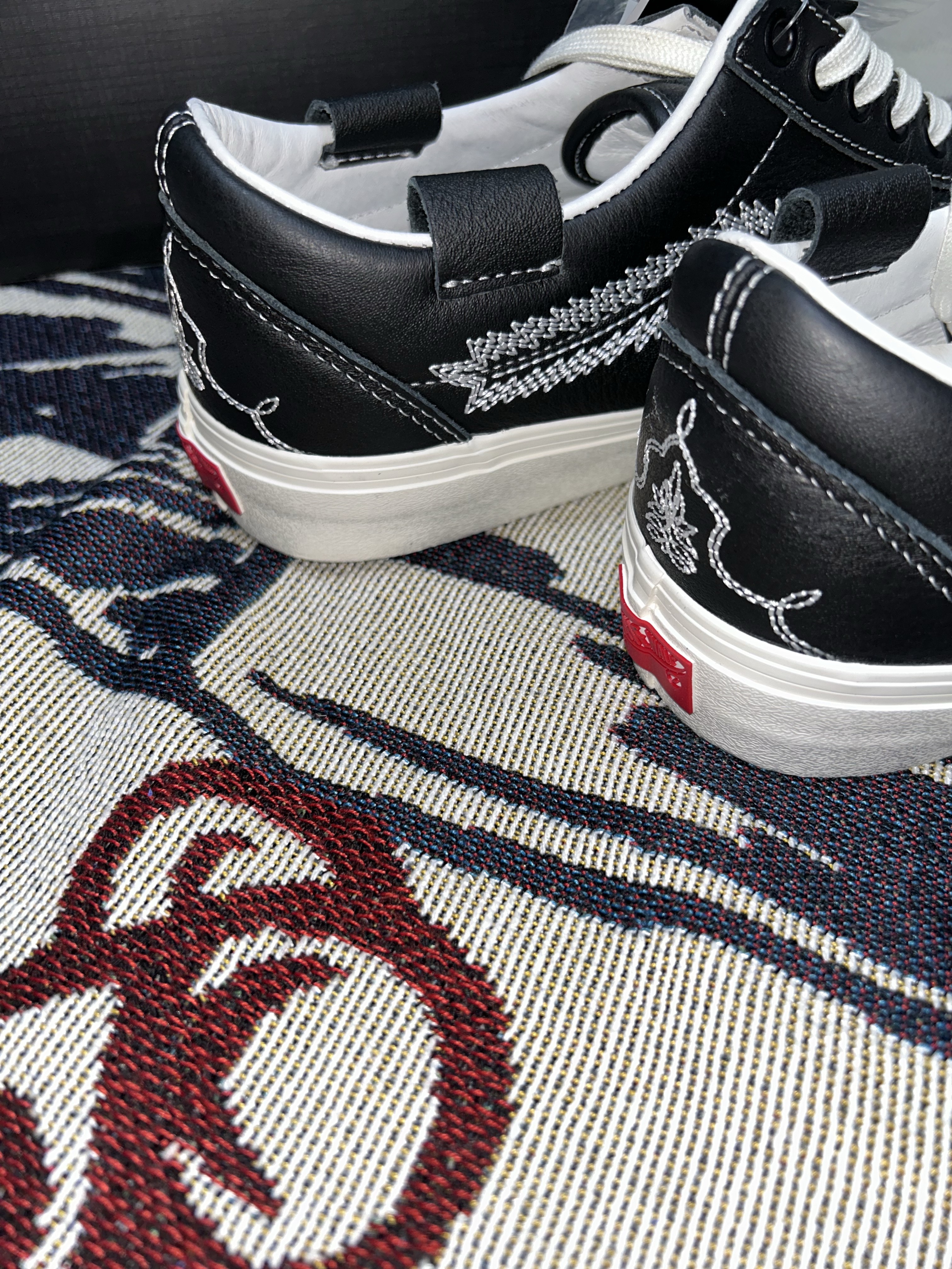 Vans Vault x Shane Gonzales OG Old Skool LX Black 착용 스타일 - 6