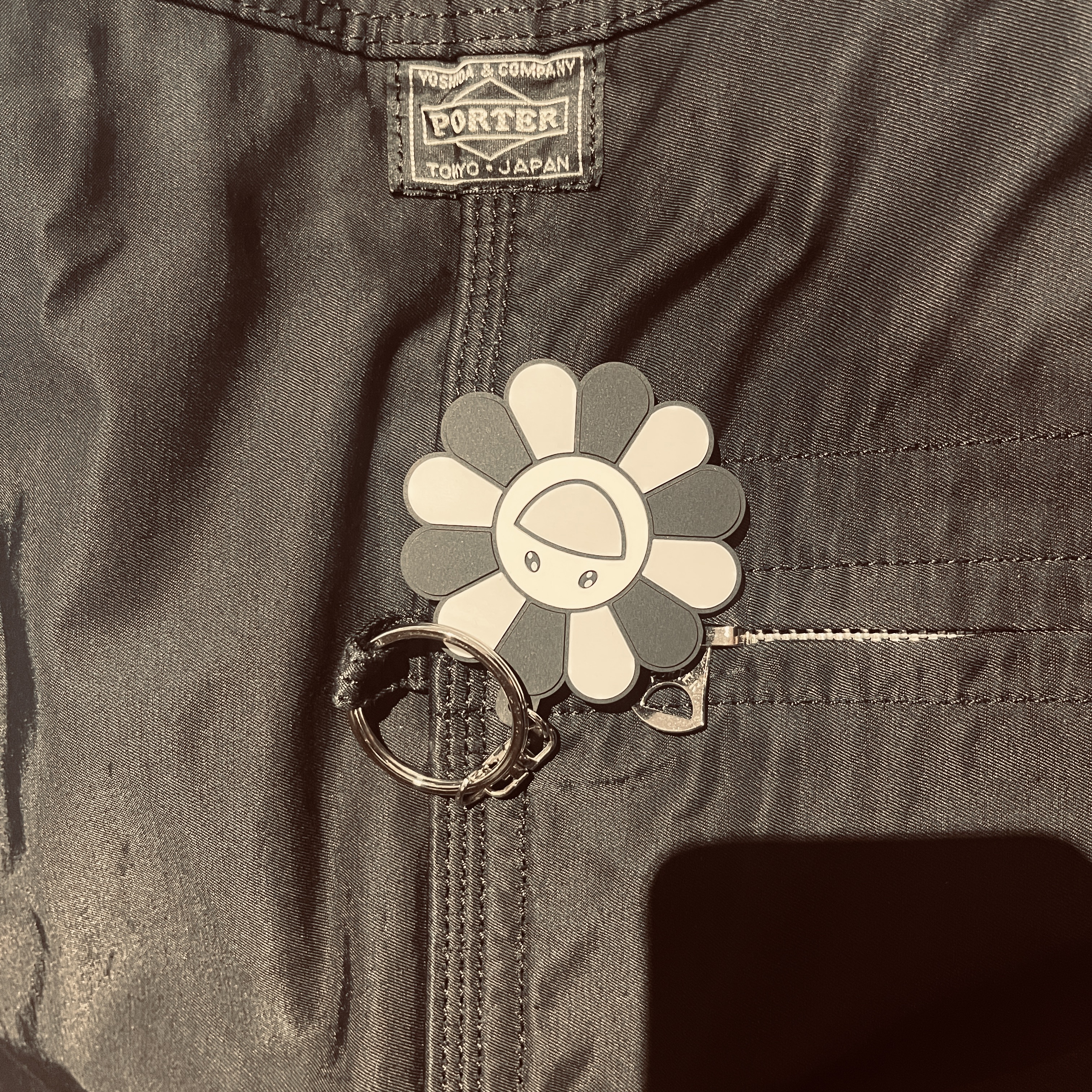 Kaikai Kiki Flower Rubber Keyring Gray Black 착용 스타일