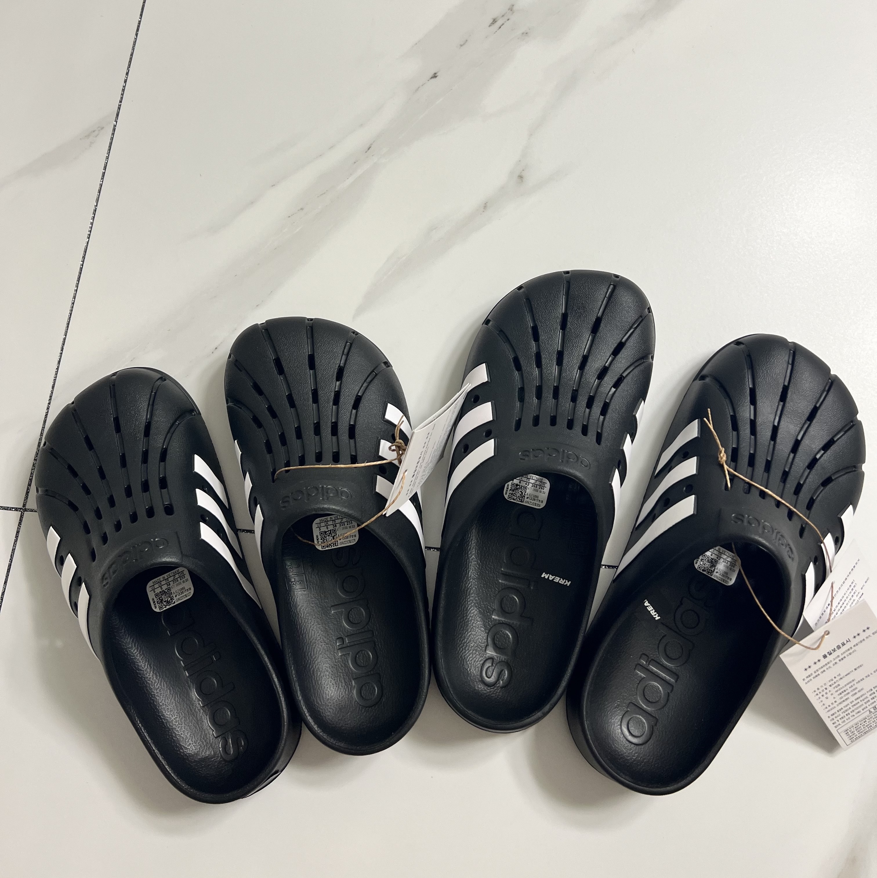 Adidas Adilette Clog Black White 착용 스타일
