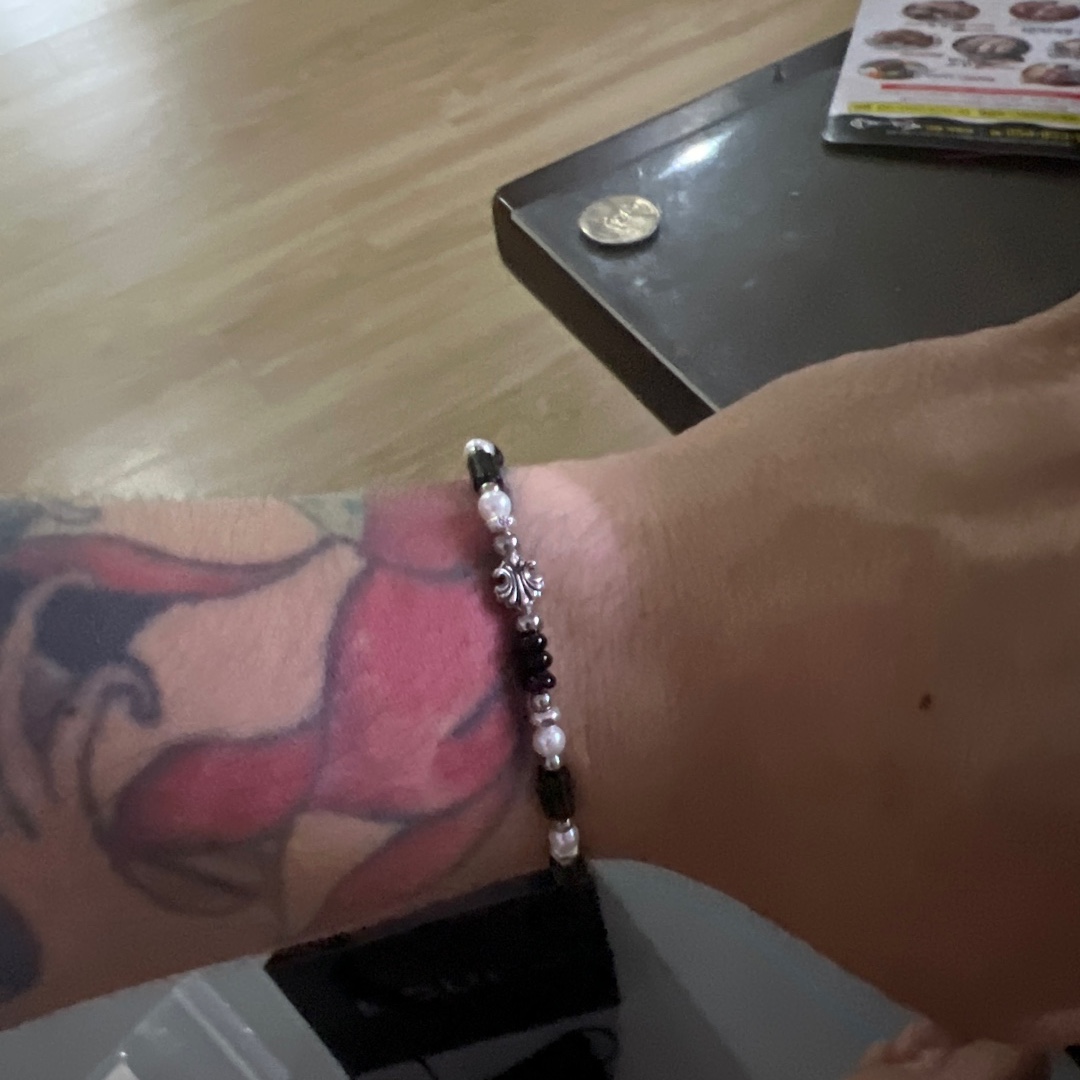 [KREAM 단독] Scudo Shell Black Pearl Beads Bracelet 착용 스타일