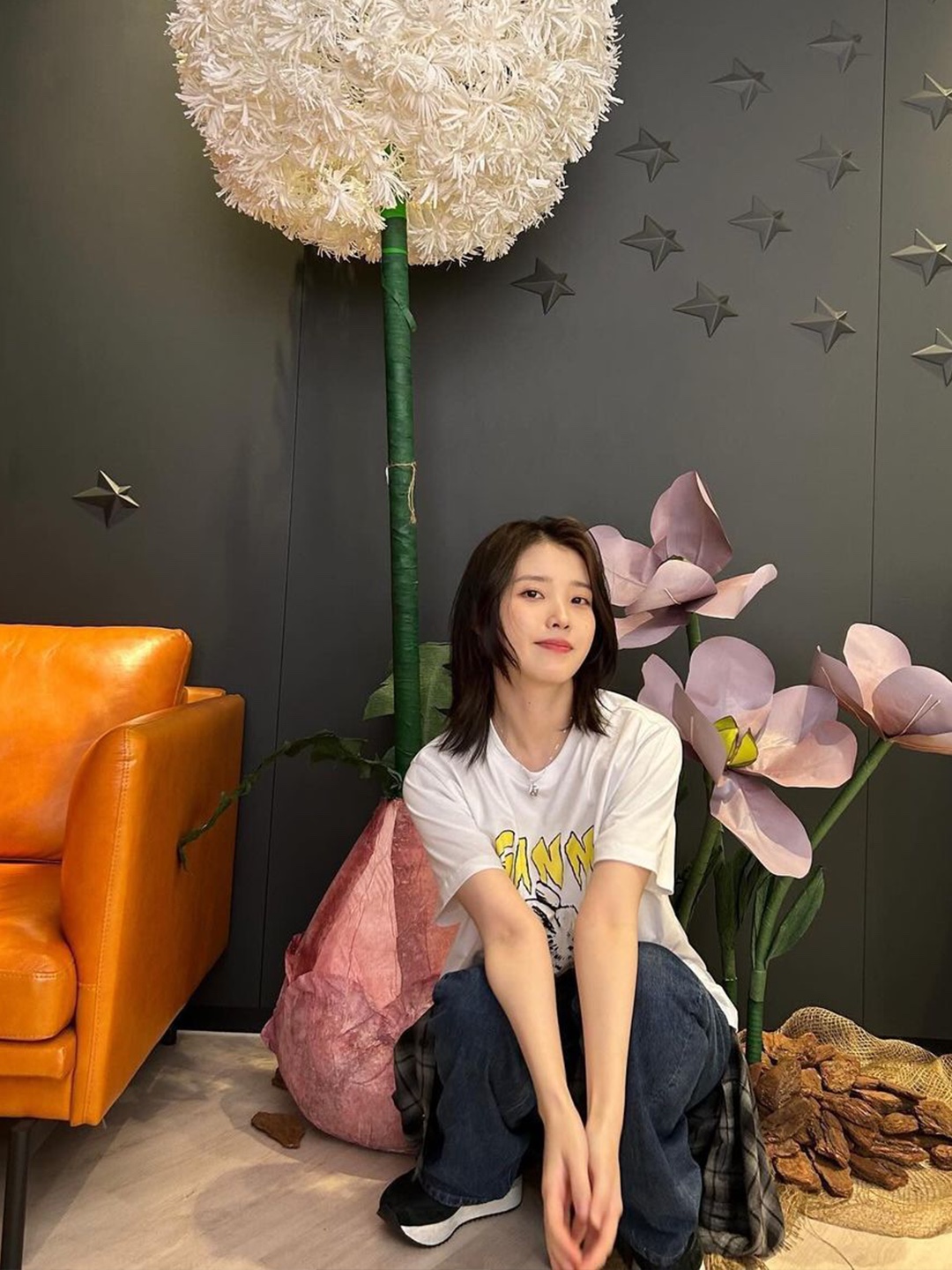 (W) Ganni Relaxed Cherry T-Shirt Bright White, (W) Ganni Relaxed Bunny T-Shirt Bright White 착용 스타일 - 4