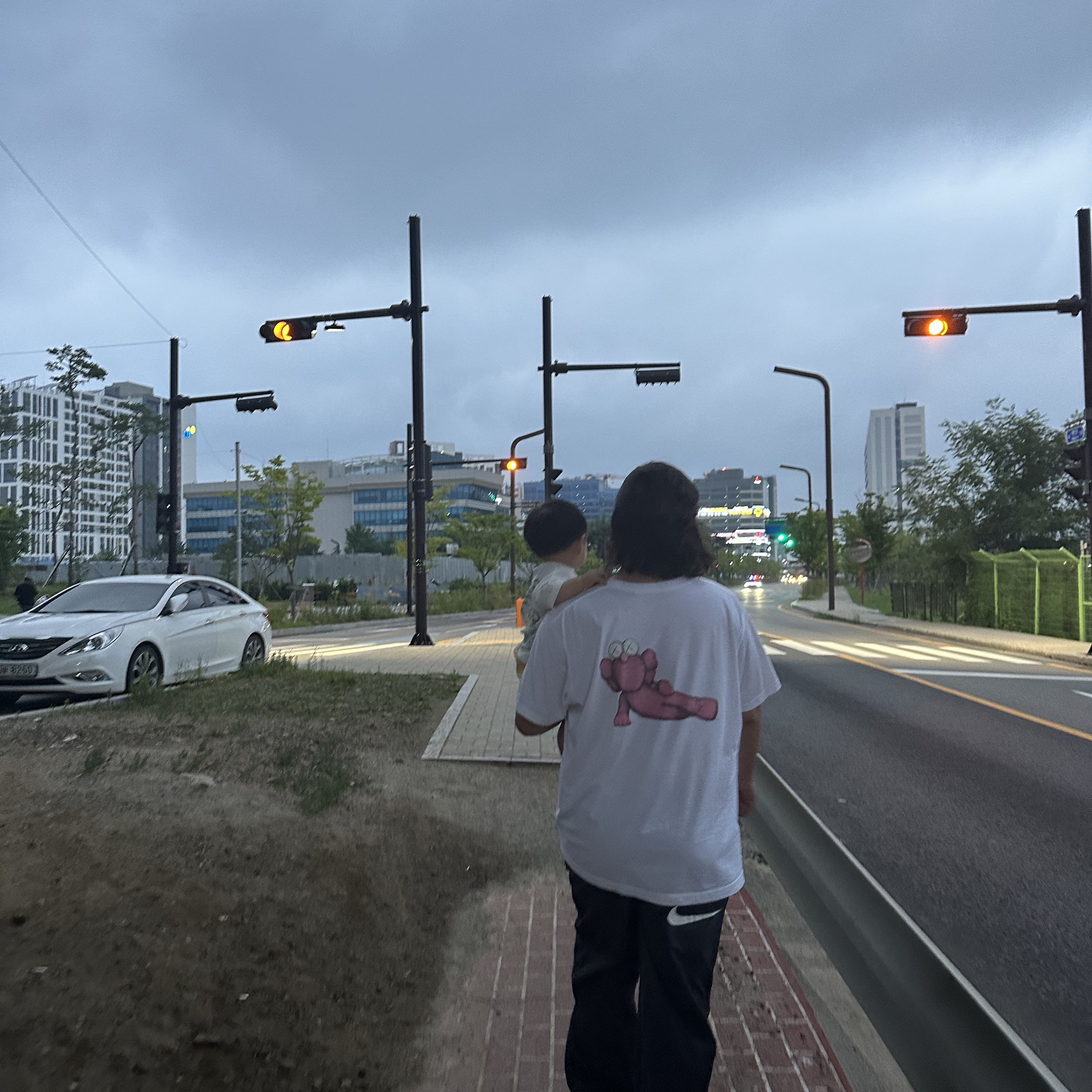 Nike x Stussy Beach Pants Off Noir, Uniqlo UT x Kaws Short Sleeve Graphic T-Shirt White 착용 스타일 - 2