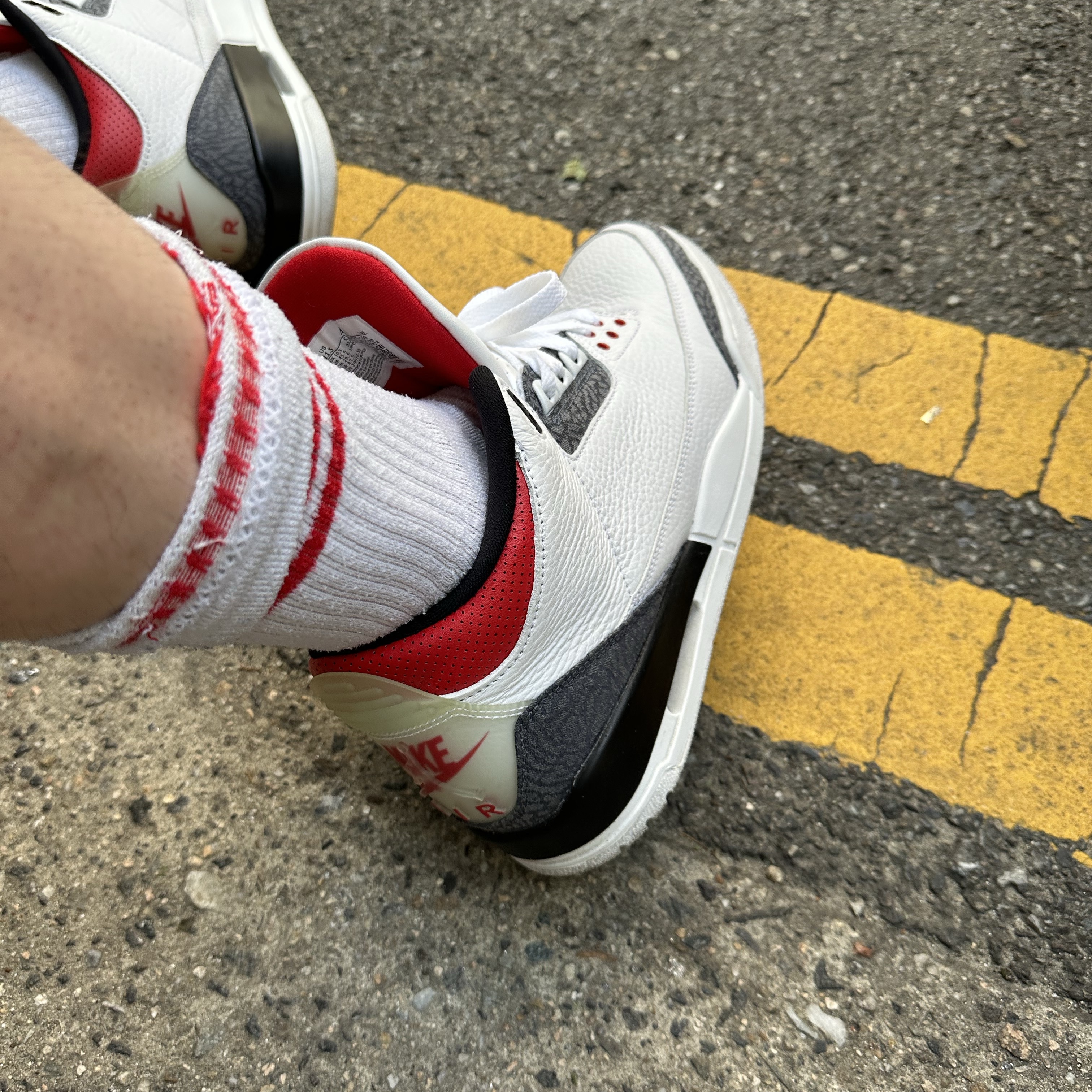 Jordan 3 Retro SE Denim Fire Red 착용 스타일 - 3