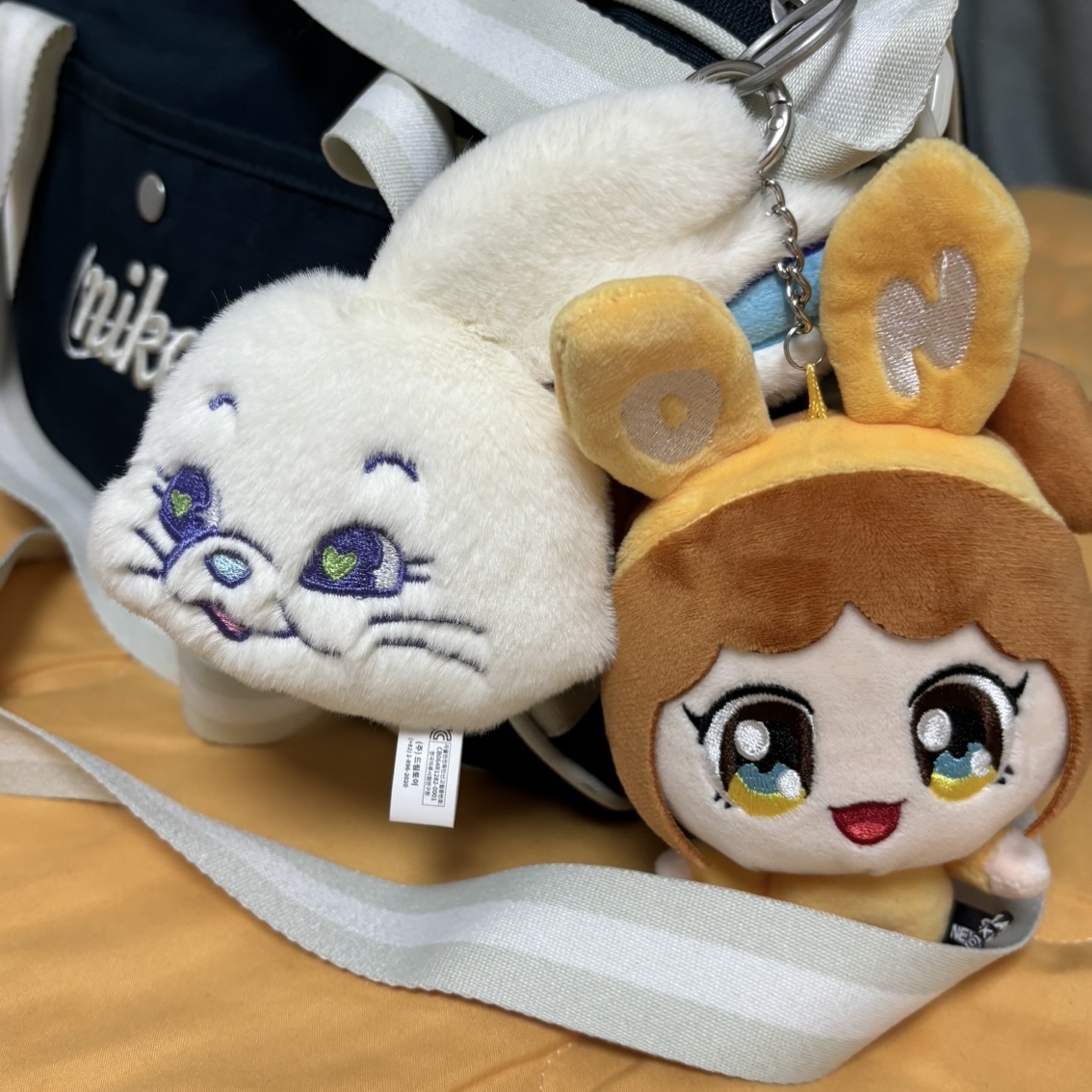NewJeans Tokki Merchandise Fluffy Keyring White, NewJeans x Murakami Plush Keyring Danielle 착용 스타일