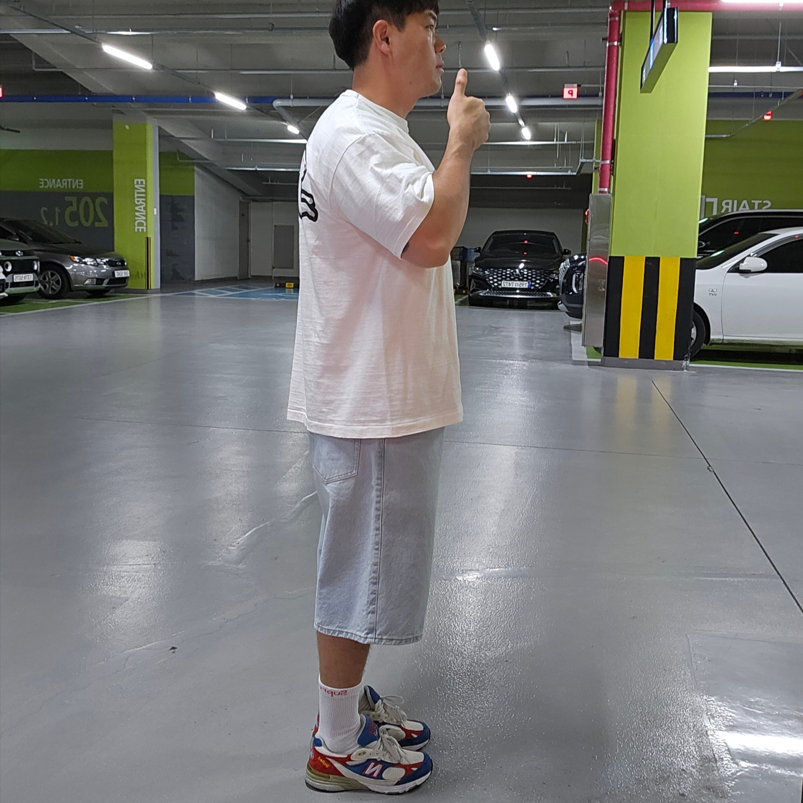 Human Made Pocket T-Shirt White - Shibuya Parco Store Exclusive, Supreme Baggy Denim Short Washed Indigo - 24SS 착용 스타일 - 2