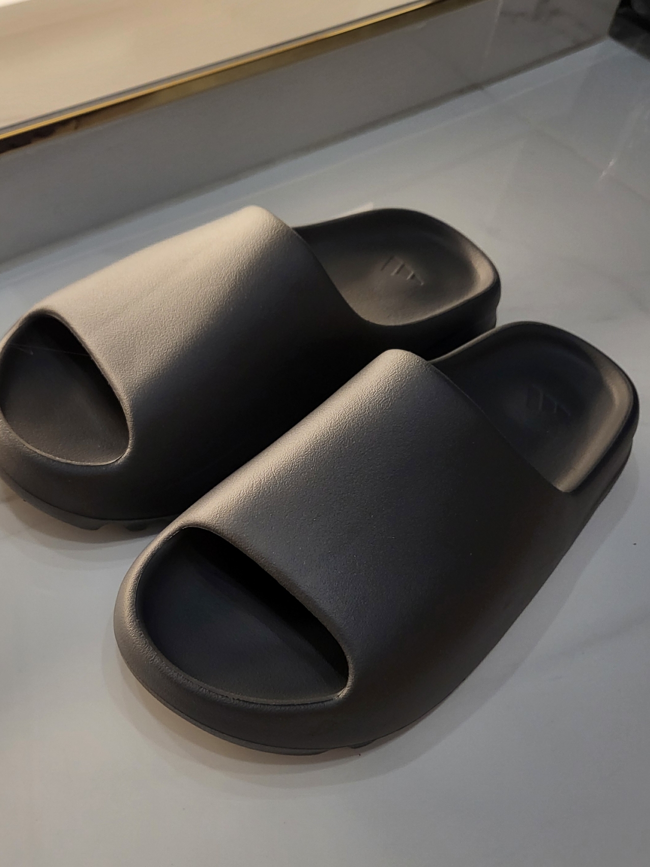 Adidas Yeezy Slide Granite 착용 스타일
