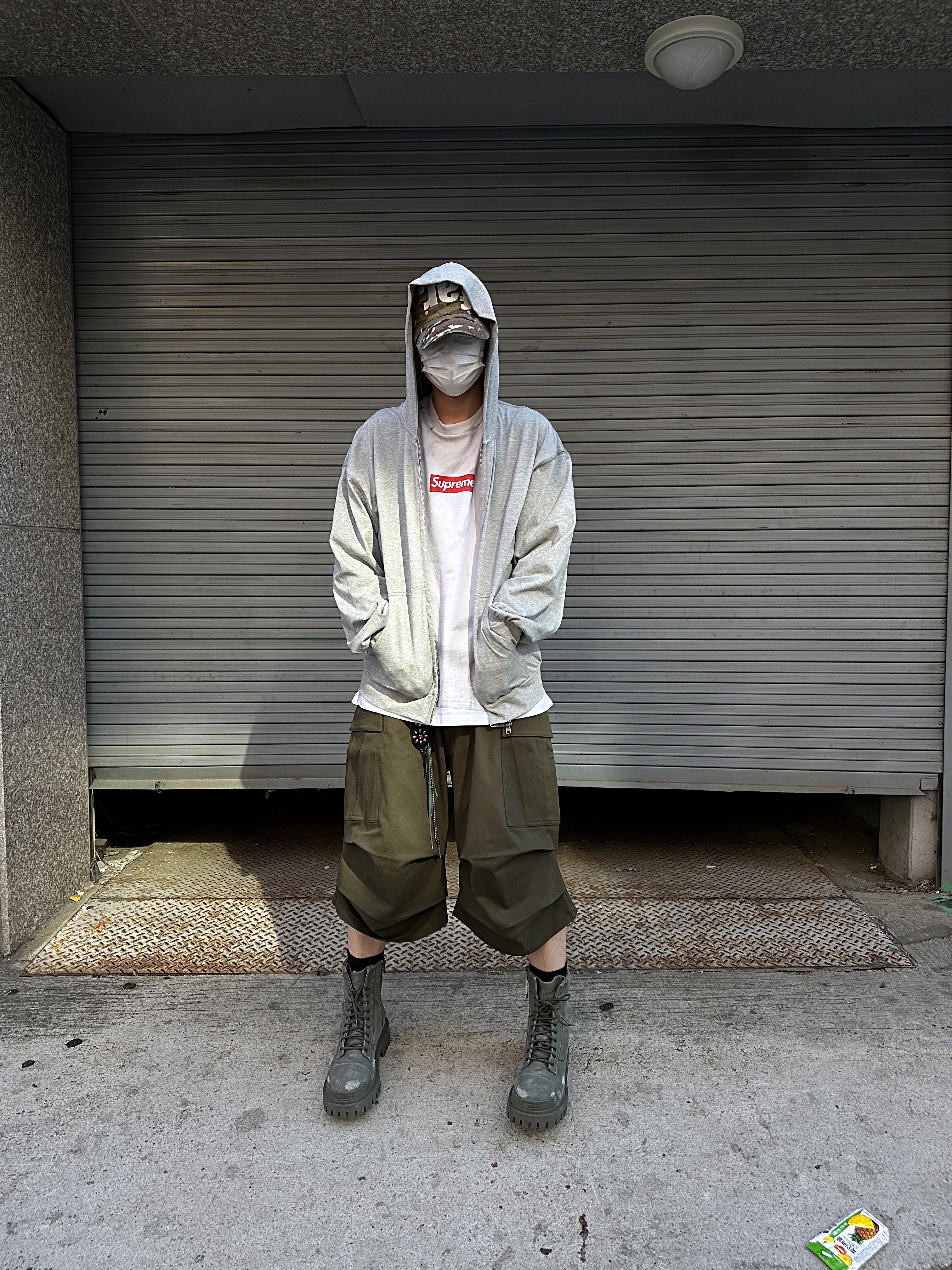 Nonnod Side Cargo Shorts Khaki, Supreme x MM6 Maison Margiela Box Logo T-Shirt White - 24SS 착용 스타일 - 1