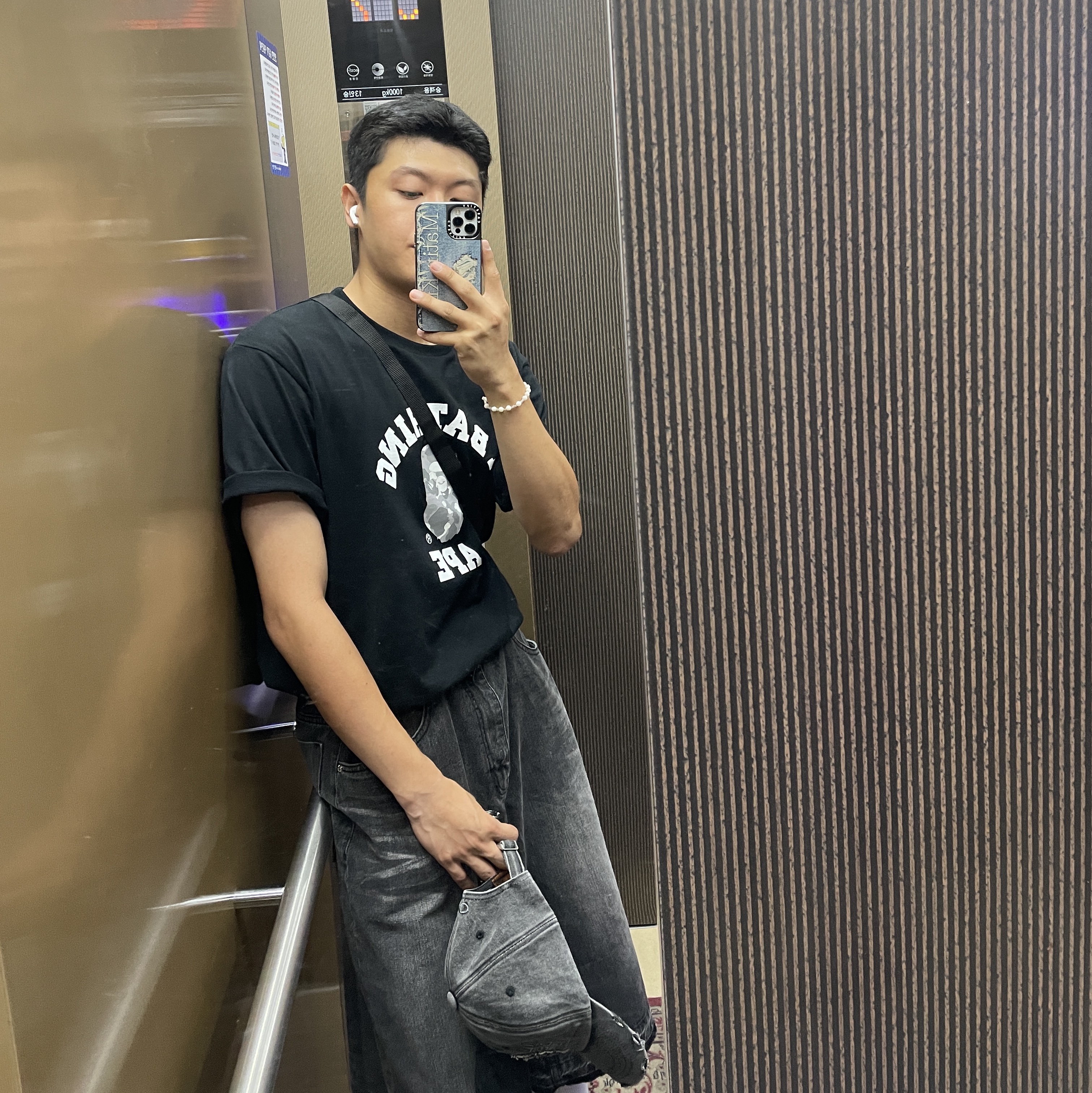 BAPE City Camo College T-Shirt Black Grey, Casetify x Matin Kim iPhone Destroyed Denim Magsafe Mirror Case Silver 착용 스타일 - 2