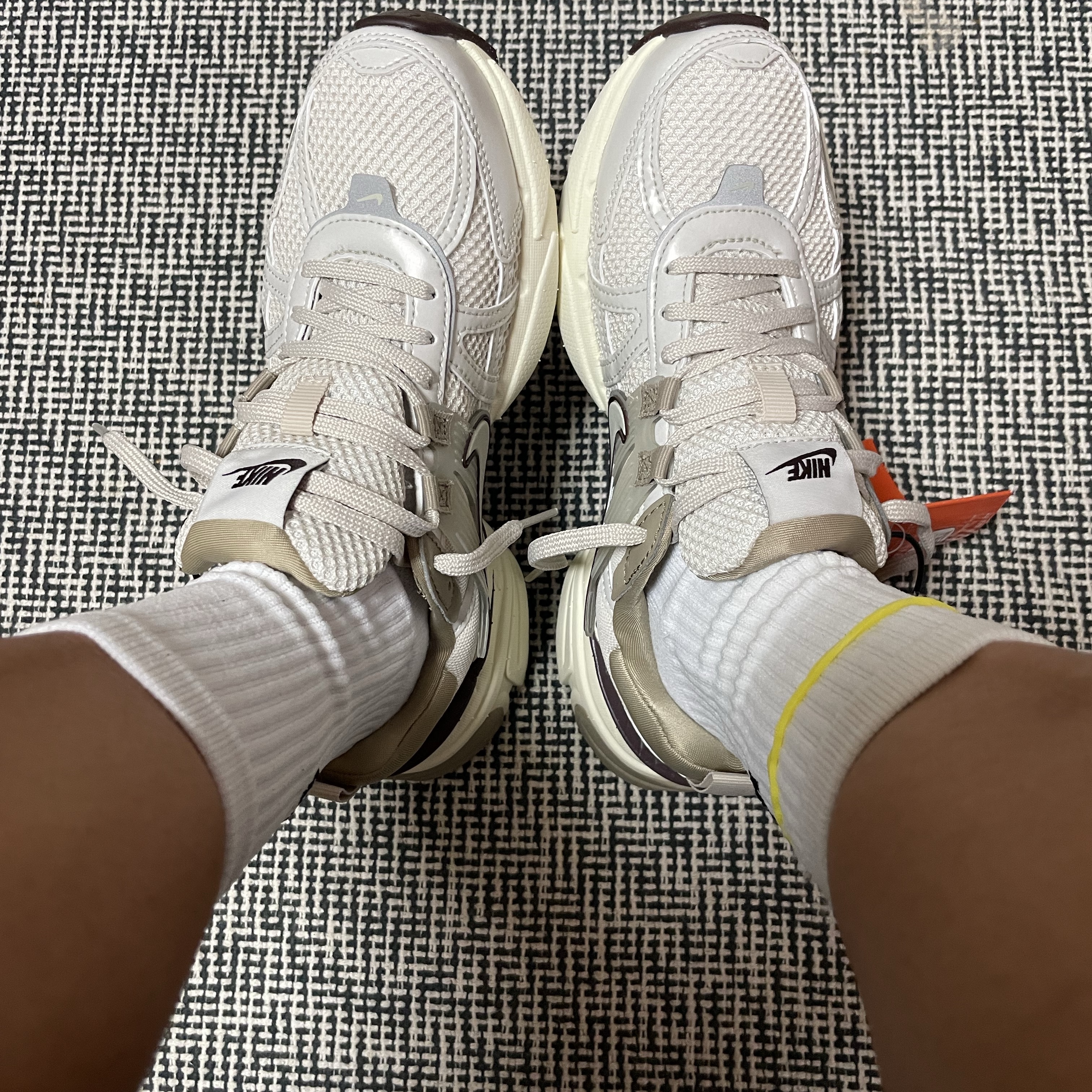 Nike V2K Run Light Orewood Brown Khaki 착용 스타일