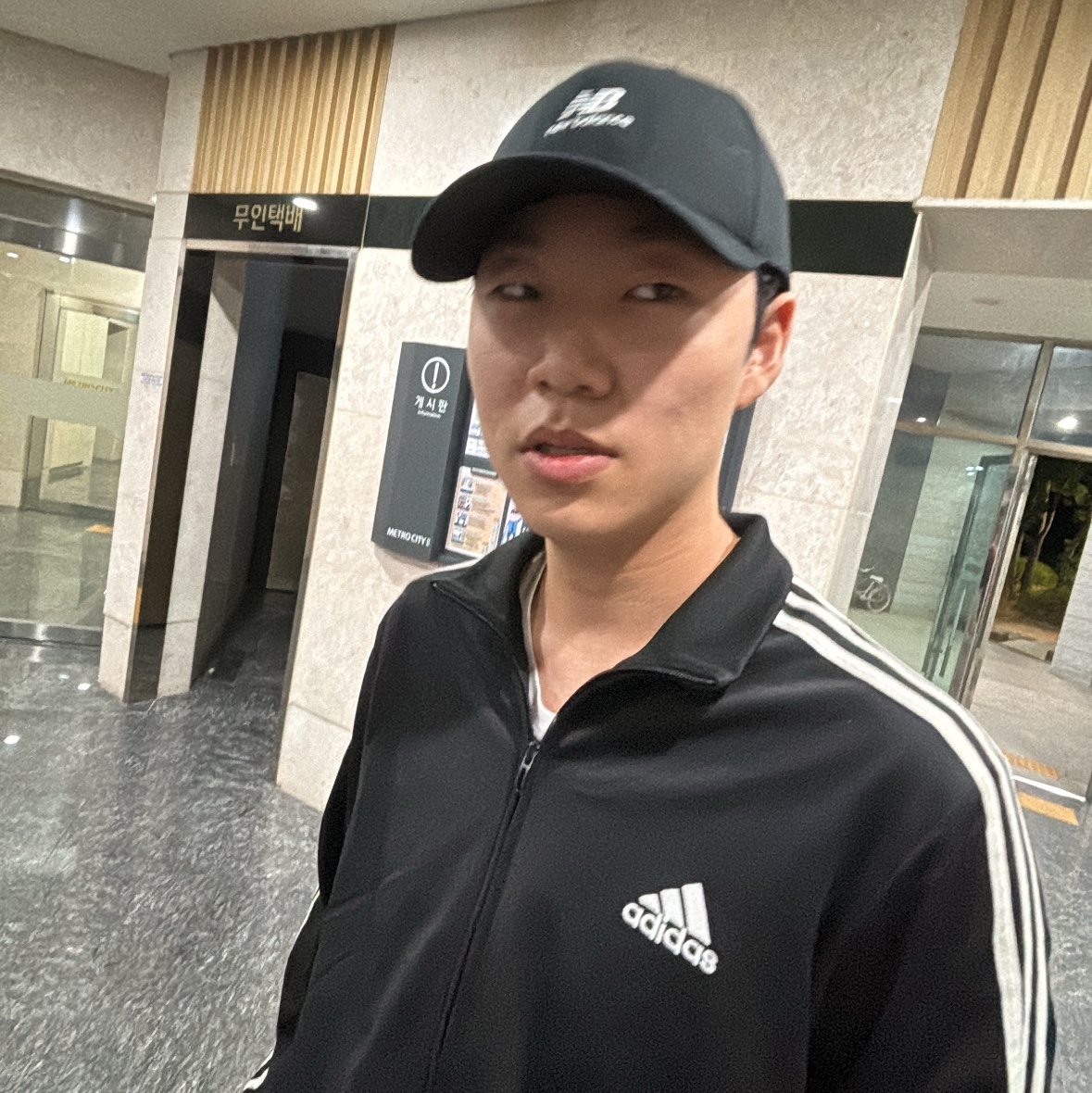 Emis White Stitch Ball Cap Black 착용 스타일 - 5