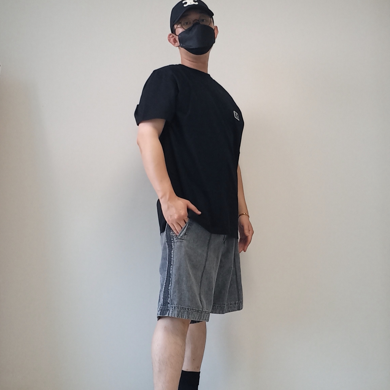 (W) Celine Triomphe Baseball Cap in Cotton Black, Wooyoungmi Cotton Back Logo T-shirt Black - 23SS 착용 스타일 - 3