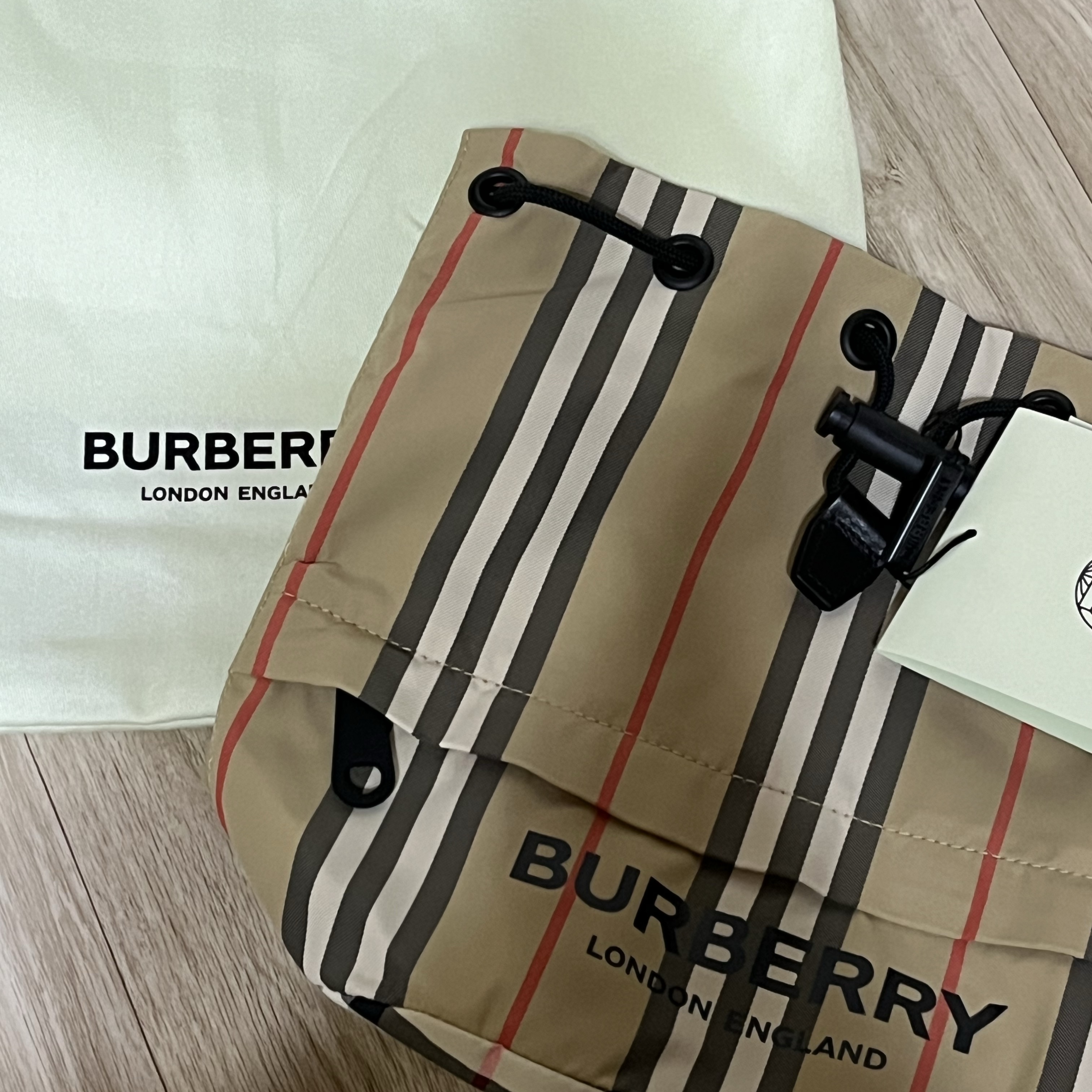 Burberry Icon Stripe Econyl Drawcord Pouch Archive Beige 착용 스타일