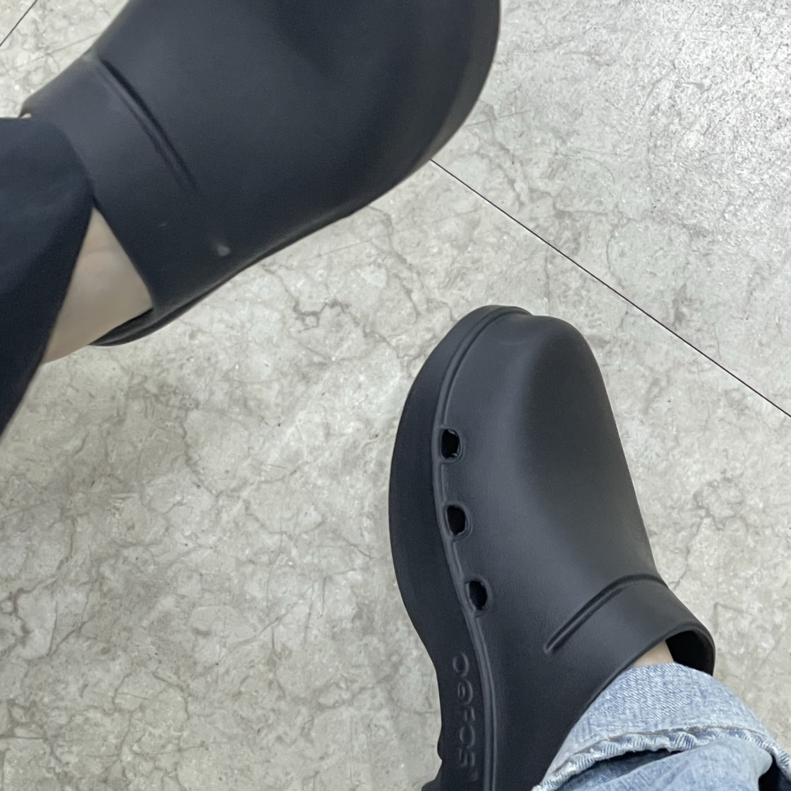 Oofos OOCloog Black 착용 스타일 - 2