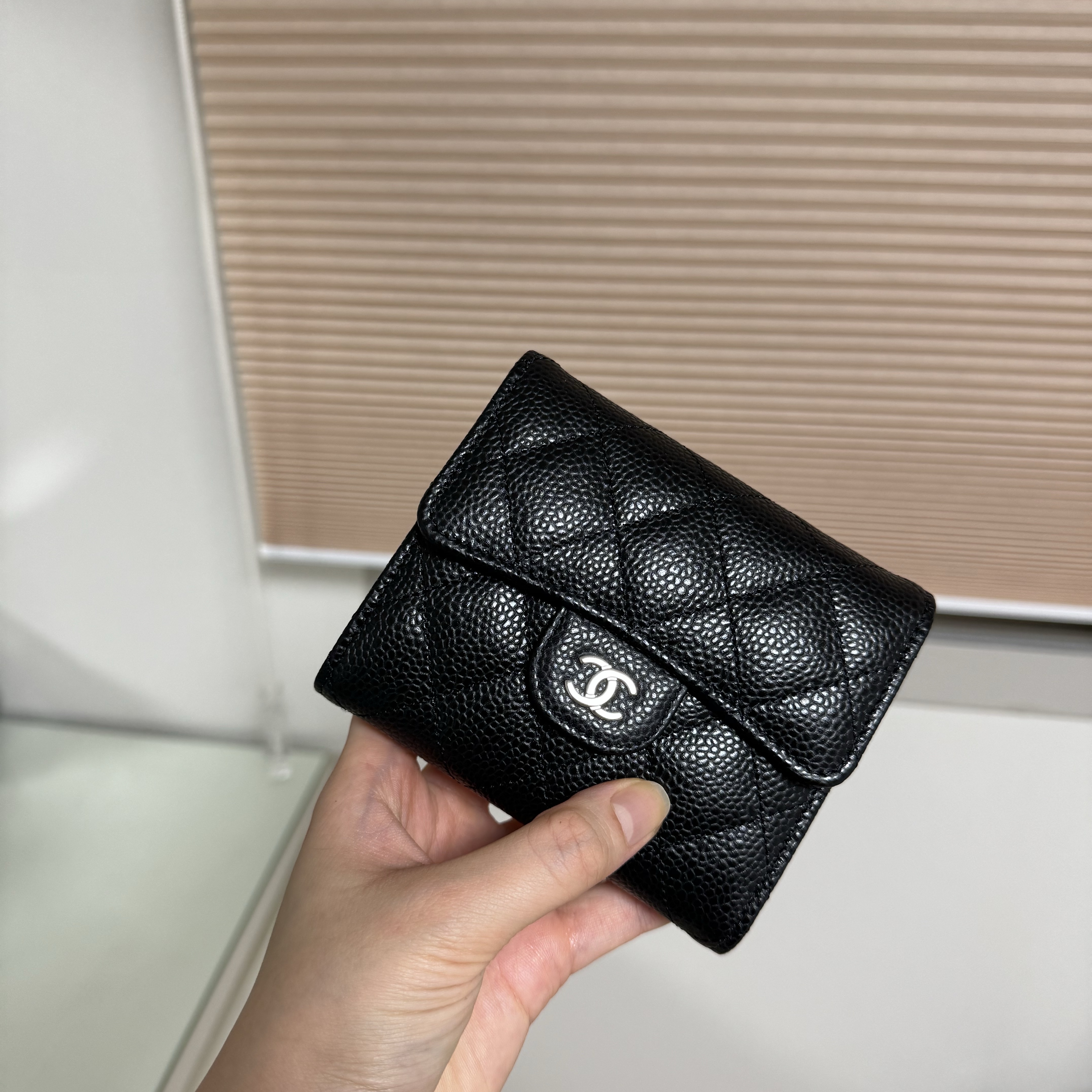 Chanel Small Classic Flap Wallet Grained Calfskin & Silver Black 착용 스타일