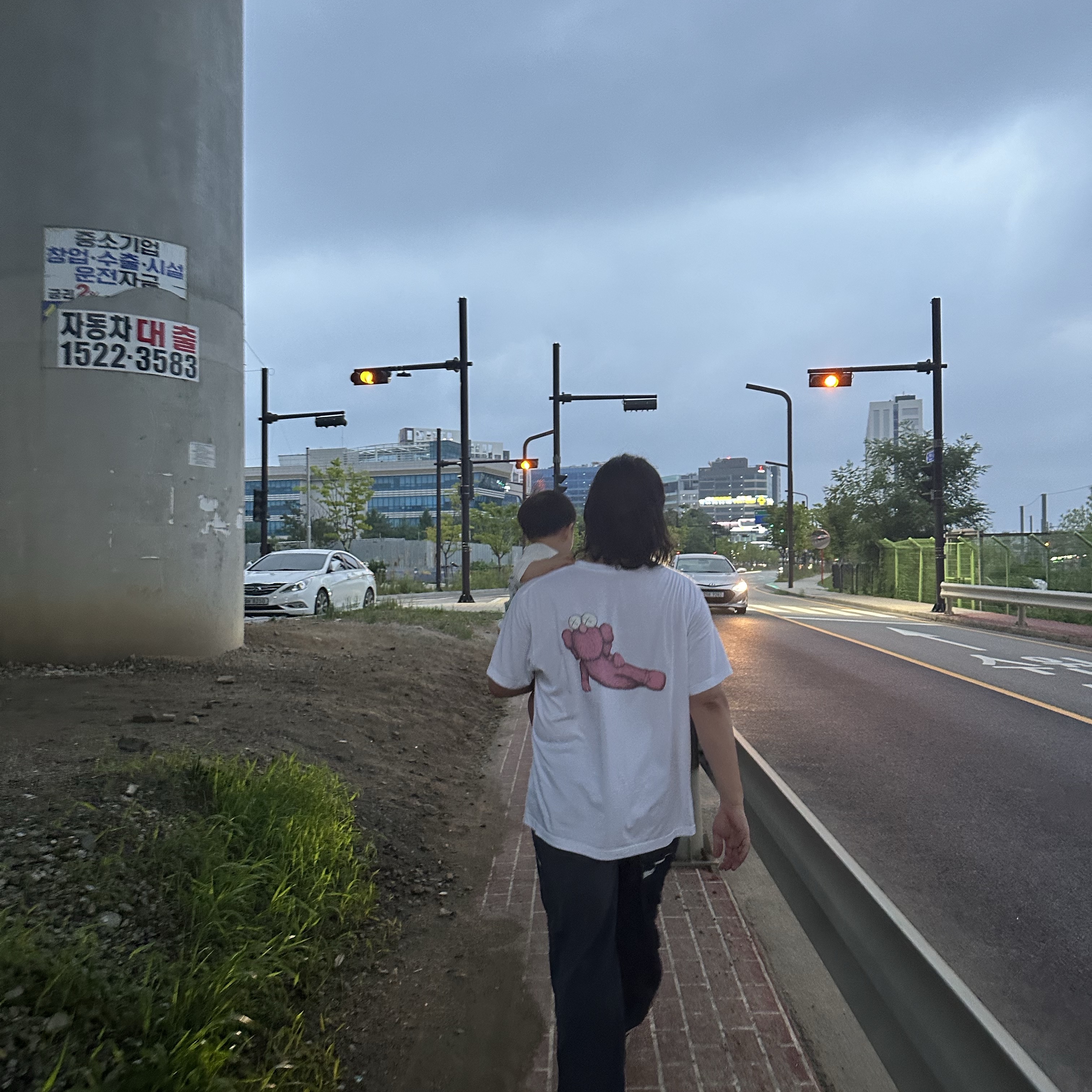 Nike x Stussy Beach Pants Off Noir, Uniqlo UT x Kaws Short Sleeve Graphic T-Shirt White 착용 스타일 - 1