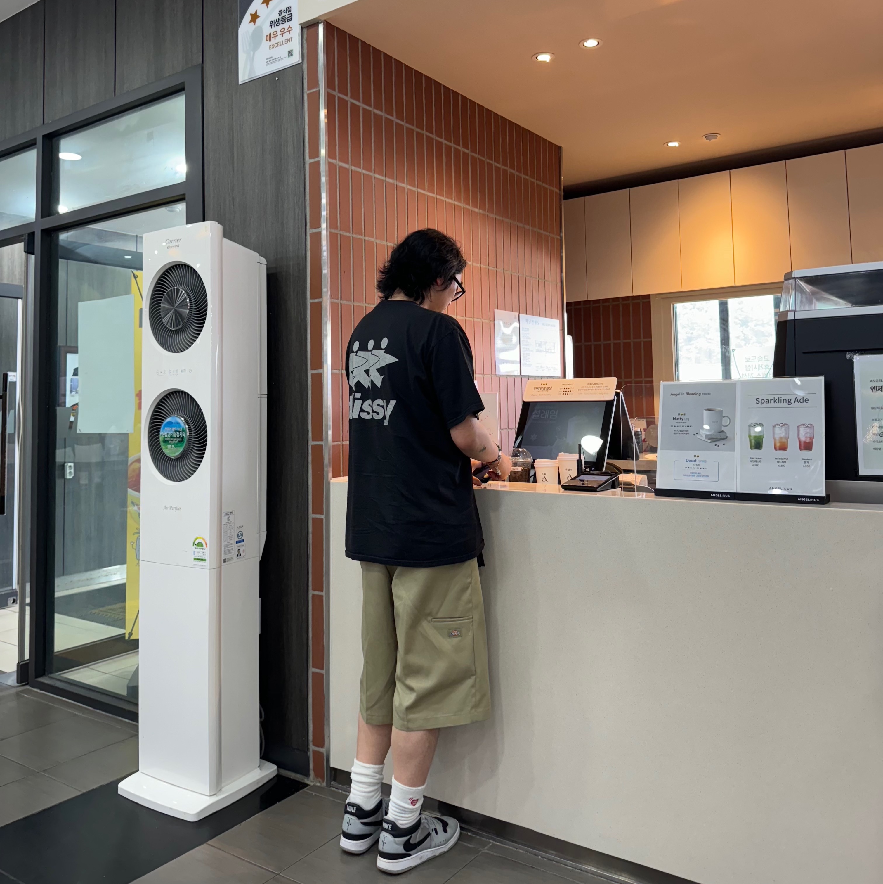 Stussy Surfwalk Pigment Dyed T-Shirt Black, Nike x Travis Scott Mac Attack SP Light Smoke Grey 착용 스타일
