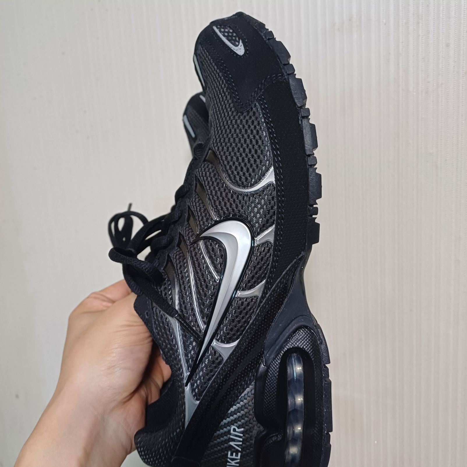 Nike Air Max Torch 4 Anthracite Metallic Silver 착용 스타일 - 1