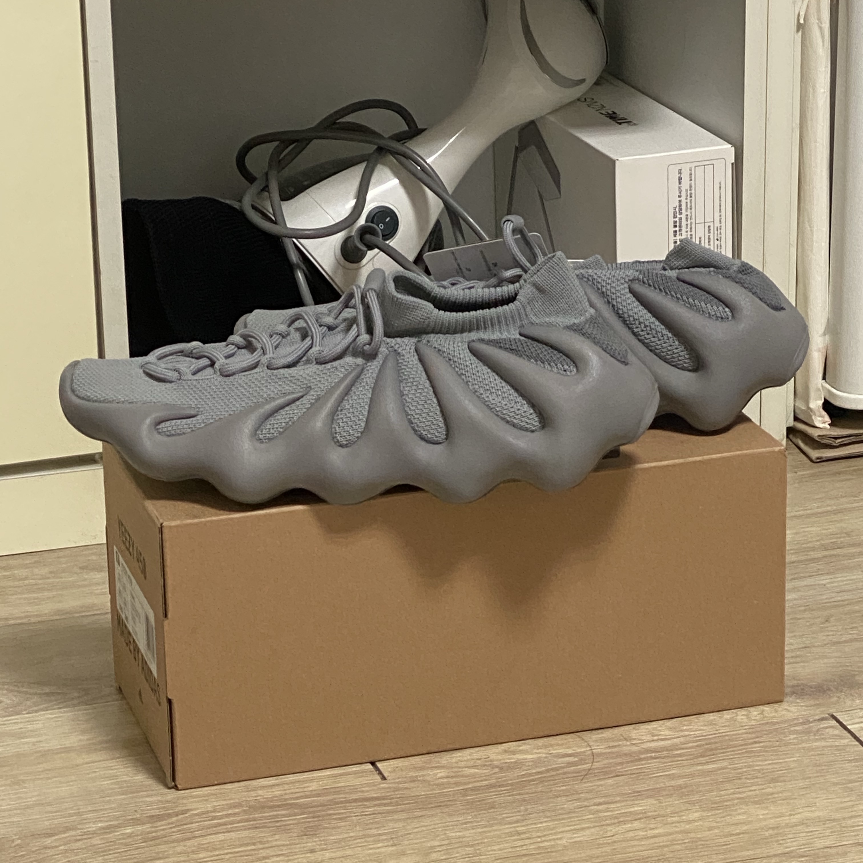 Adidas Yeezy 450 Stone Grey 착용 스타일 - 1